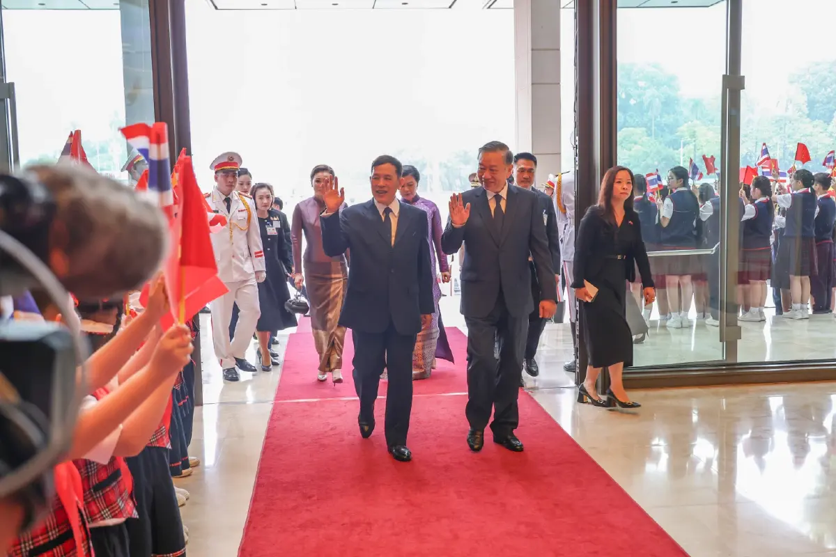 ในหลวง-พระราชินี ทรงร่วมพิธีรับเสด็จอย่างเป็นทางการ ในโอกาสเสด็จฯเยือนเวียดนาม