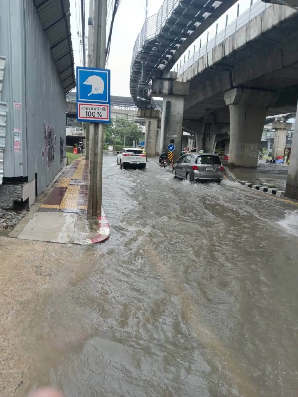 ฝนถล่มกรุง กทม. อัปเดตจุดน้ำท่วมขังบนถนนสายหลัก เร่งระบายน้ำต่อเนื่อง