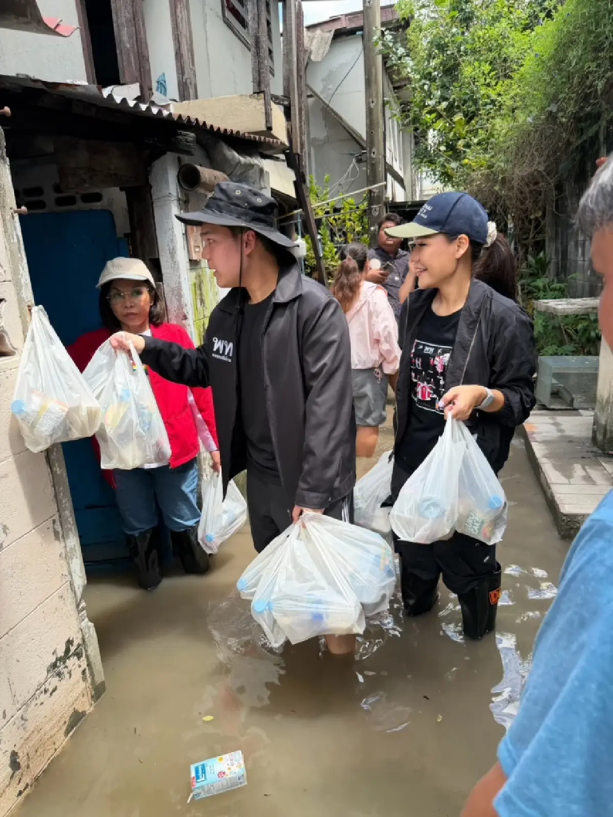 ‘เพื่อไทย’ ลุยน้ำท่วมมอบสิ่งของให้คนดอนเมืองบรรเทาความเดือดร้อน