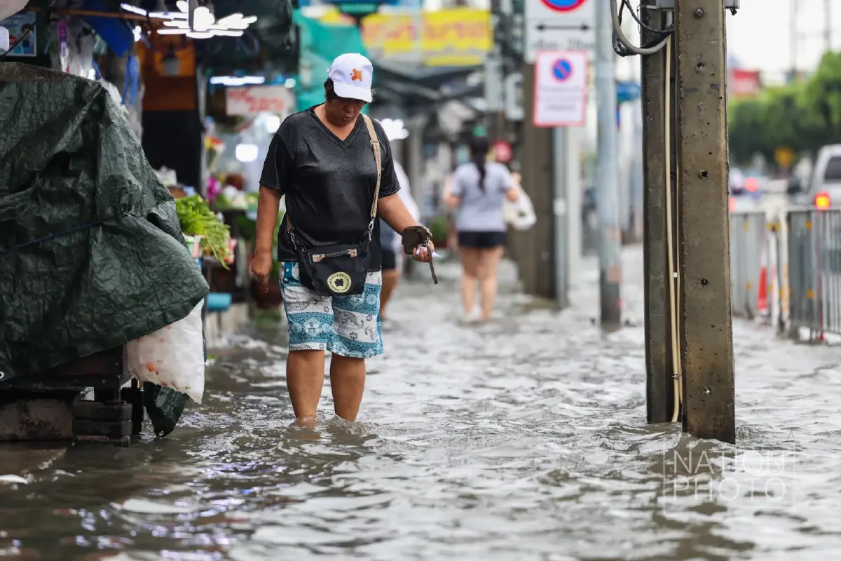 'แยกกิ่งแก้ว-ลาดกระบัง' จมอ่วม! ฝนตกทั้งคืน น้ำท่วมมิดทางเท้า