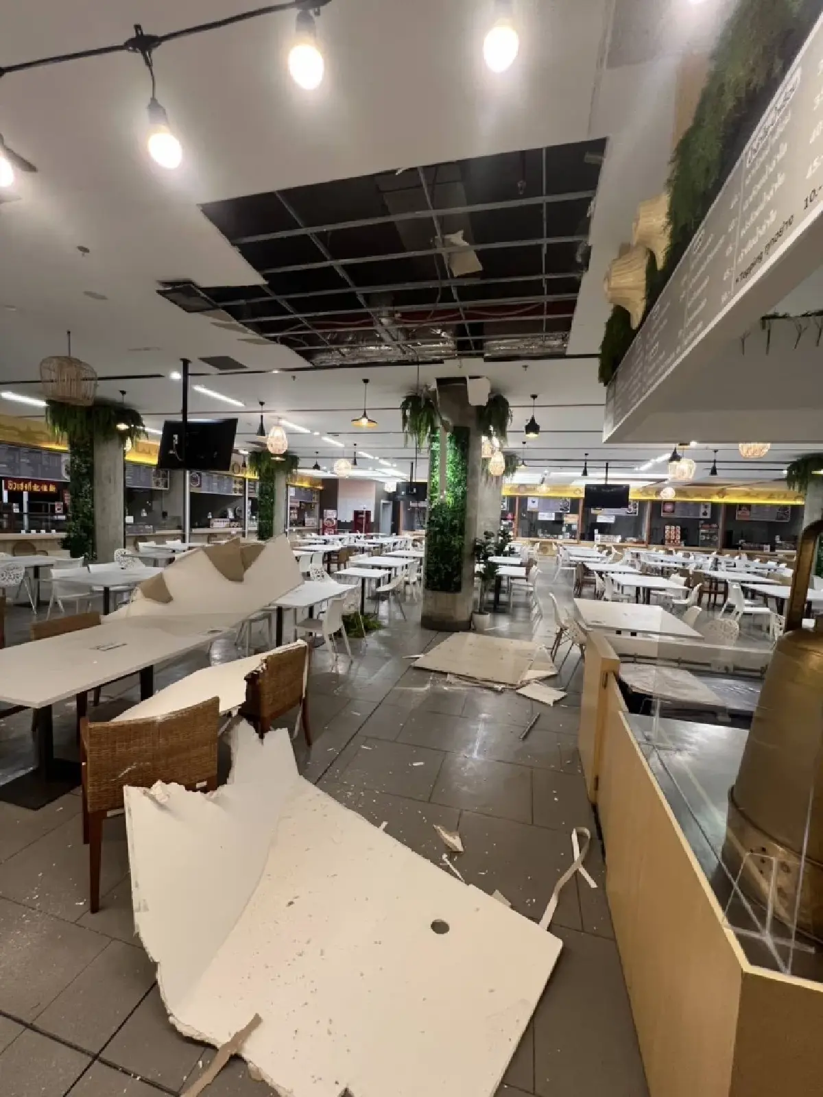 งามหน้า ‘สภาหมื่นล้าน’ เพดานห้องอาหารถล่ม โชคดีวันหยุด ไม่โดน ‘สส.-สว.’