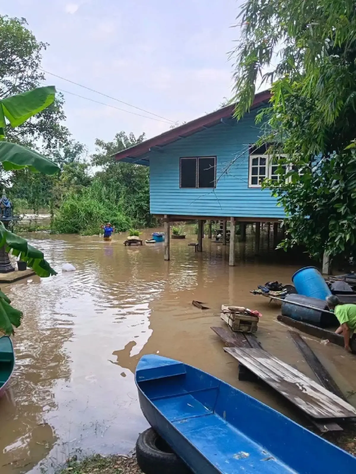 อยุธยาต้องรอด! 6 อำเภอจมหมื่นหลัง 'สส.ภูมิใจไทย' ลุยแจกโฟมสู้ภัย
