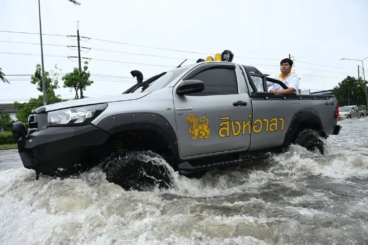 สิงห์อาสา ผนึก เครือข่ายกู้ภัยอยุธยา ส่งน้ำดื่มช่วยผู้ประสบภัยน้ำท่วมบางบาล