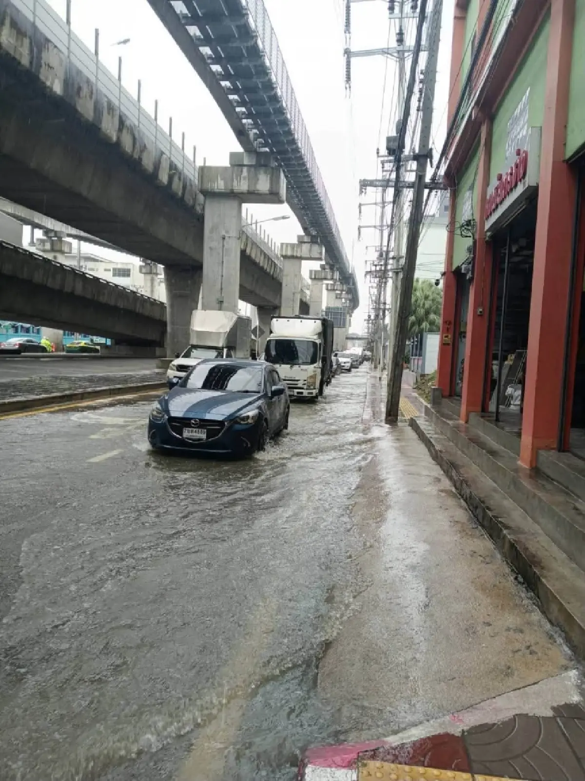 ฝนถล่มกรุง กทม. อัปเดตจุดน้ำท่วมขังบนถนนสายหลัก เร่งระบายน้ำต่อเนื่อง
