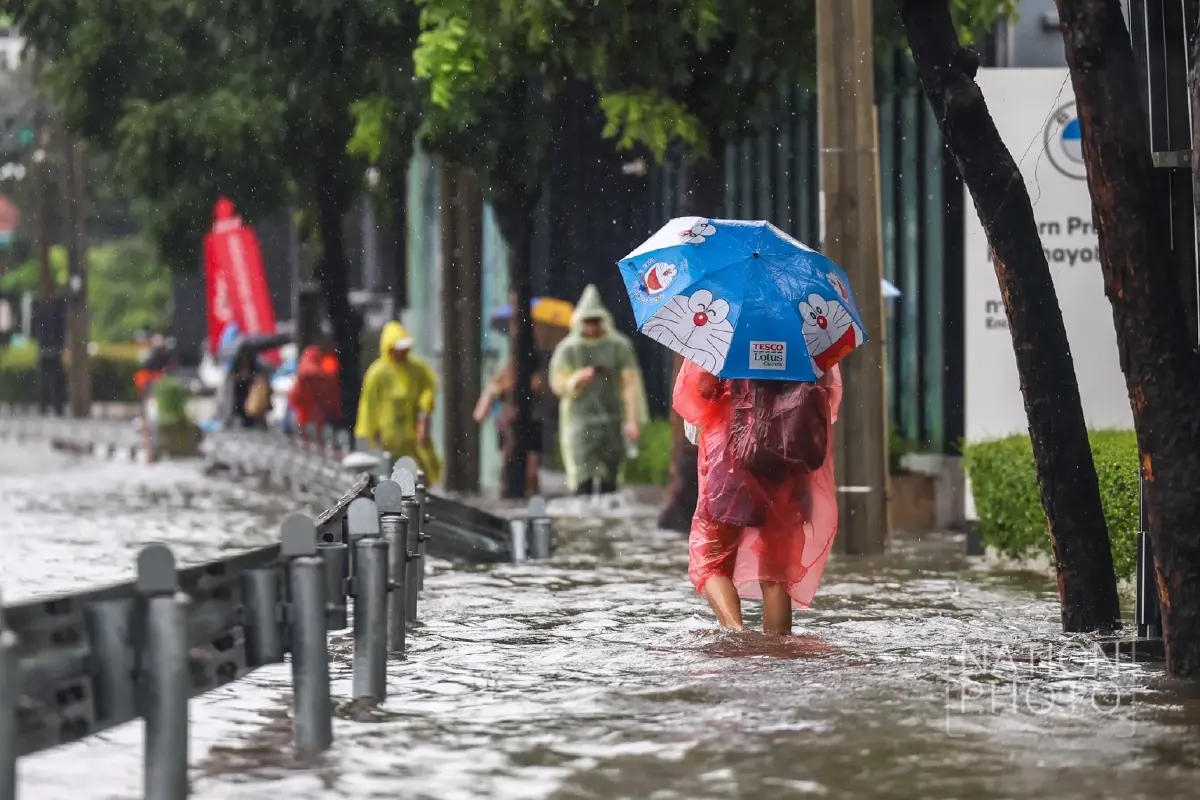 รถติดทั้งสาย! ฝนถล่มกรุงข้ามคืน 'รัชดาฯ' จมมิดทุกเลน รถดับนับสิบ