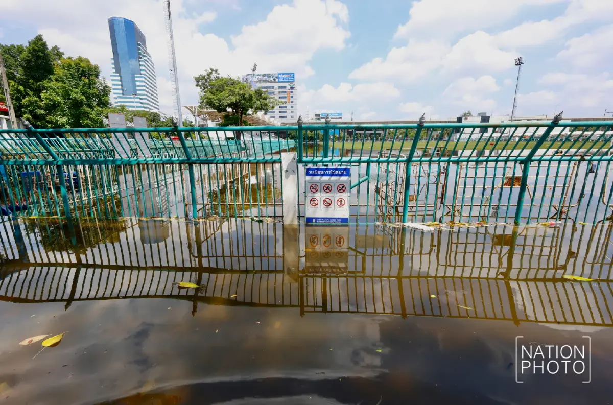 ภาพชุดวันนี้ น้ำท่วมขังรอบสนามราชมังคลาฯ ย่านหัวหมาก