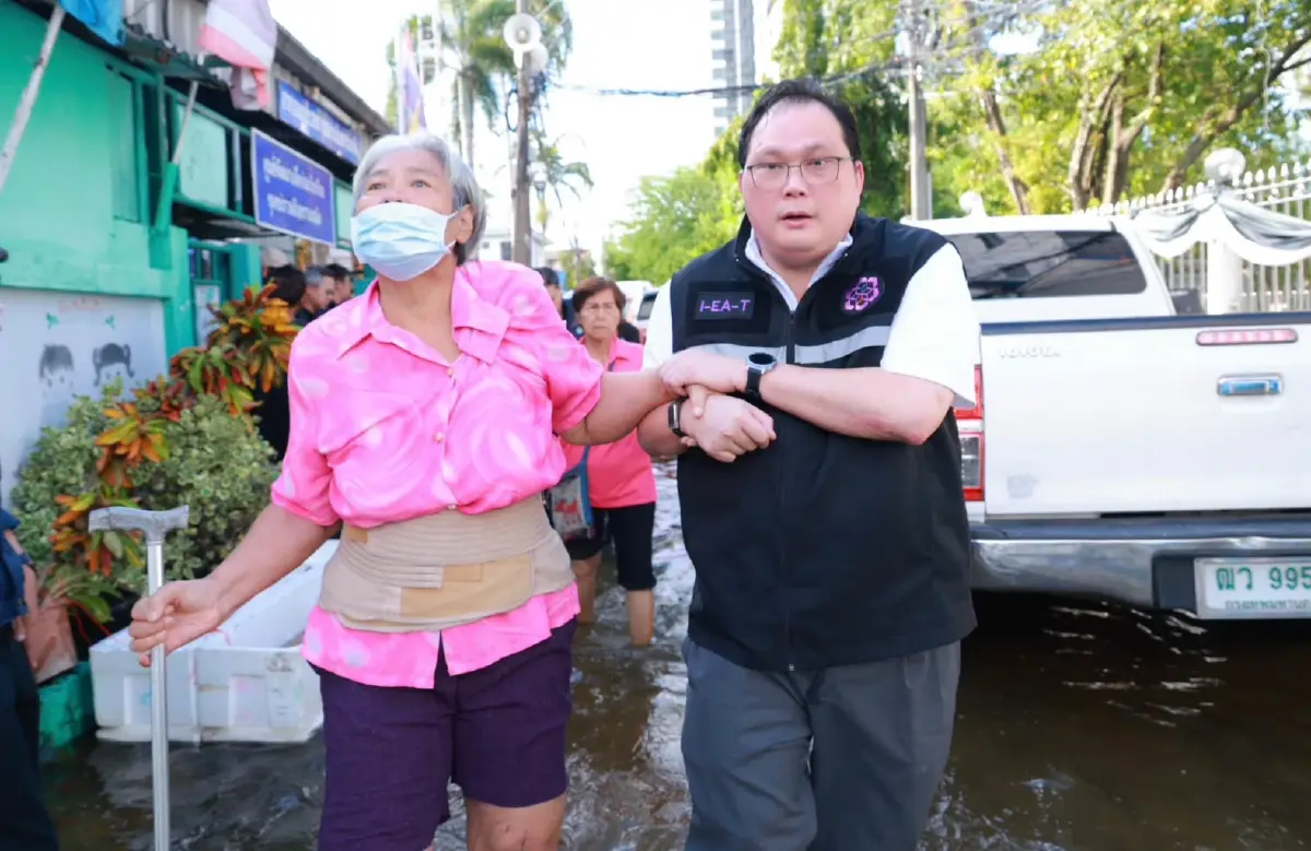 กนอ. มอบถุงยังชีพ 400 ชุด ช่วย 6 ชุมชนรอบนิคมฯ บางชันประสบภัยน้ำท่วม