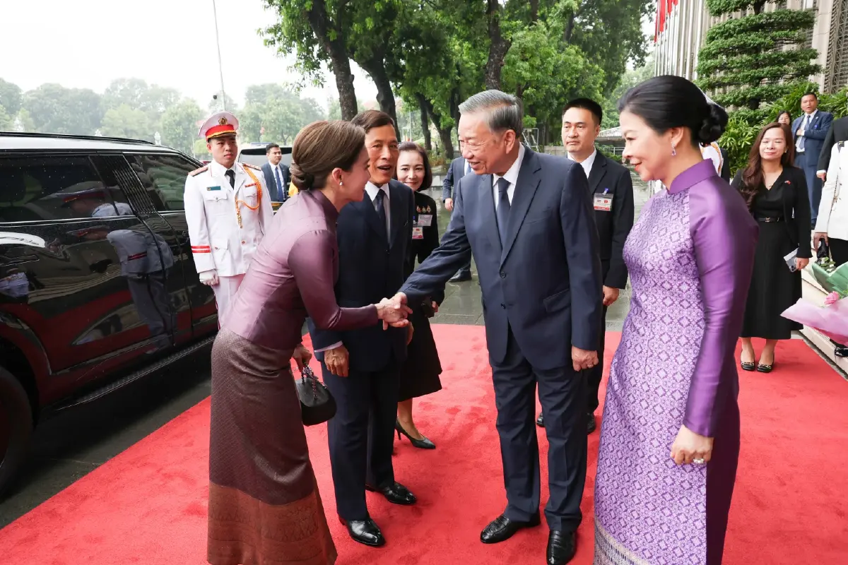 ในหลวง-พระราชินี ทรงร่วมพิธีรับเสด็จอย่างเป็นทางการ ในโอกาสเสด็จฯเยือนเวียดนาม