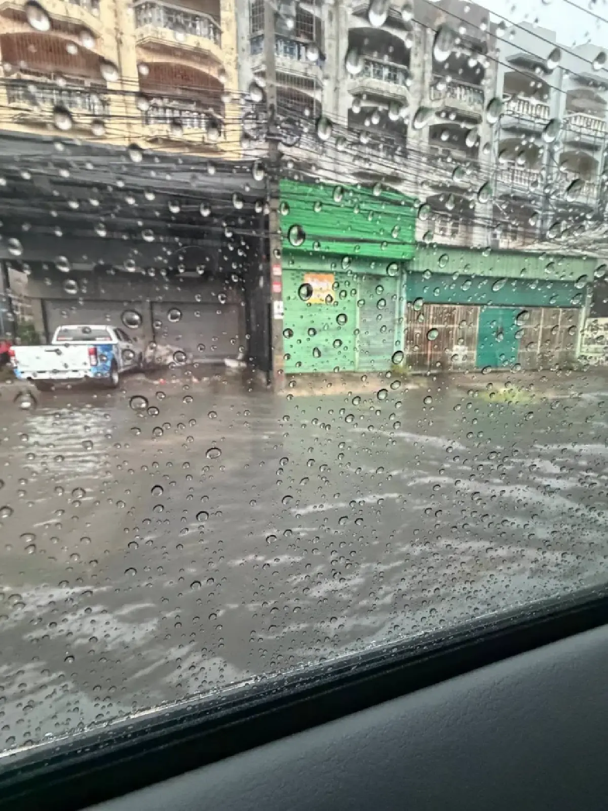 ฝนตกหนัก เทพารักษ์-ศรีนครินทร์ น้ำท่วมระดับฟุตบาท รถติดรอยต่อบางนา