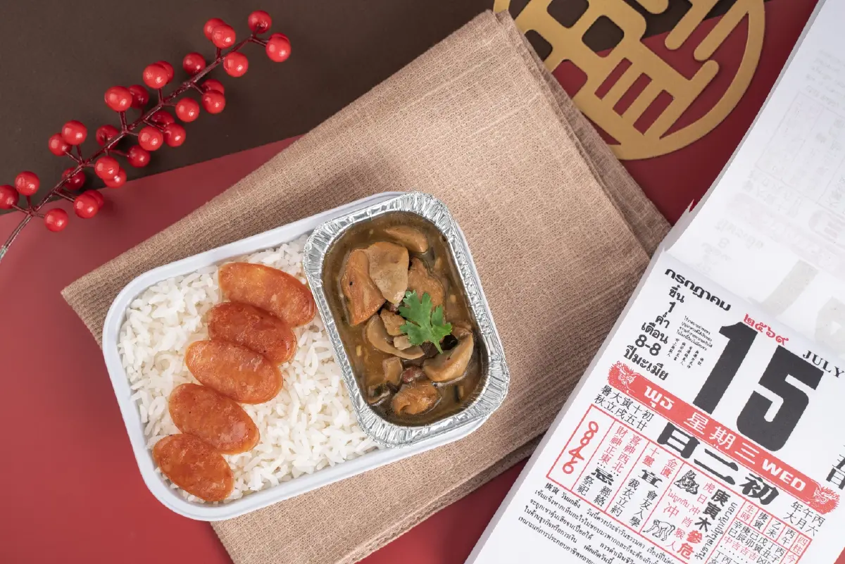 ‘สีฟ้า’ ร้านอายุ 90 ปี ขาย ‘ข้าวหน้าไก่’ บนฟ้า อยู่เบื้องหลังอาหารบนเครื่อง ทำ OEM ส่งแอร์ไลน์-โรงแรม