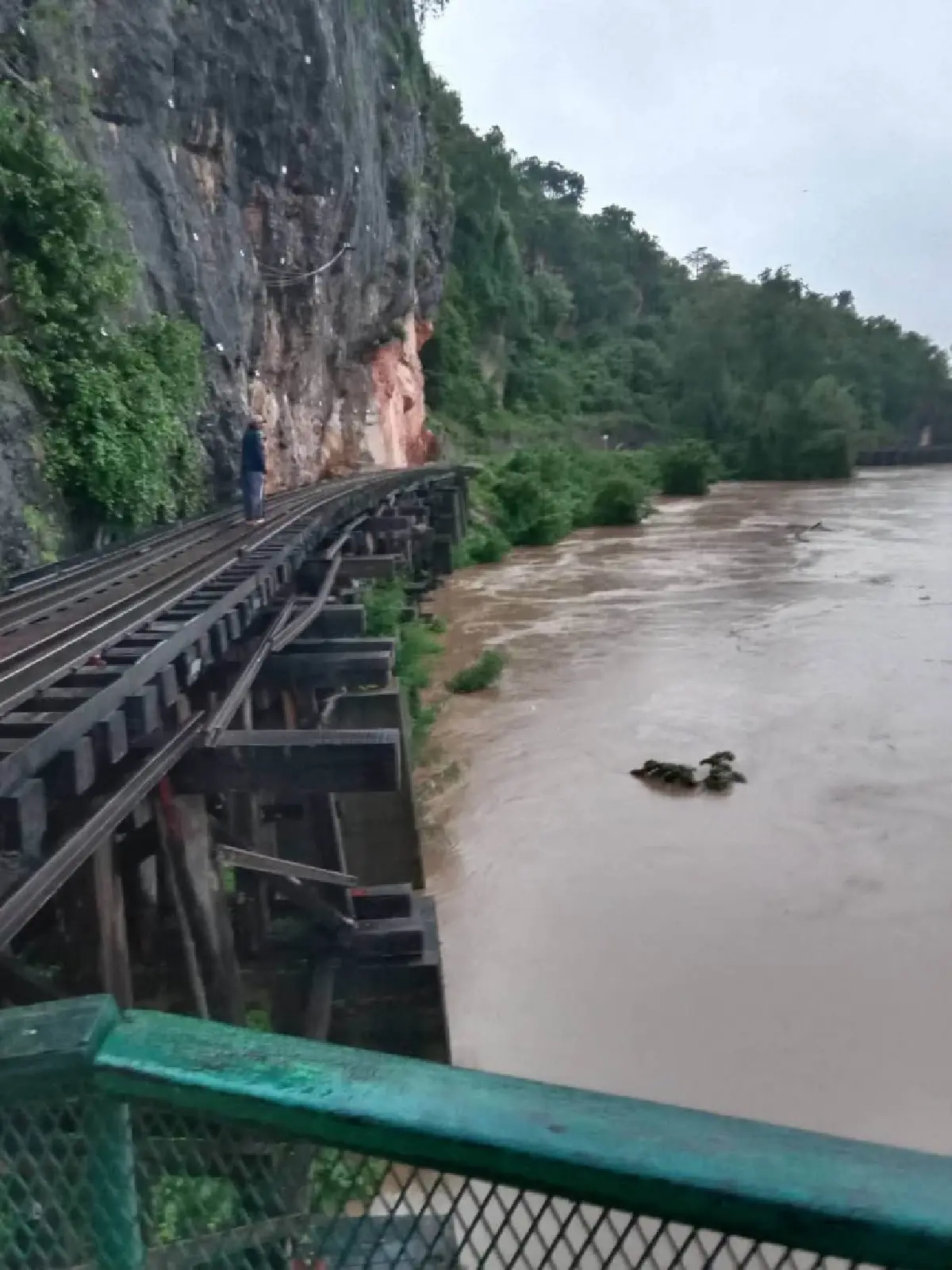 ปิดรถไฟท่ากิเลน-น้ำตก พิษน้ำท่วมถ้ำกระแซ ปรับเดินรถ 6 ขบวน