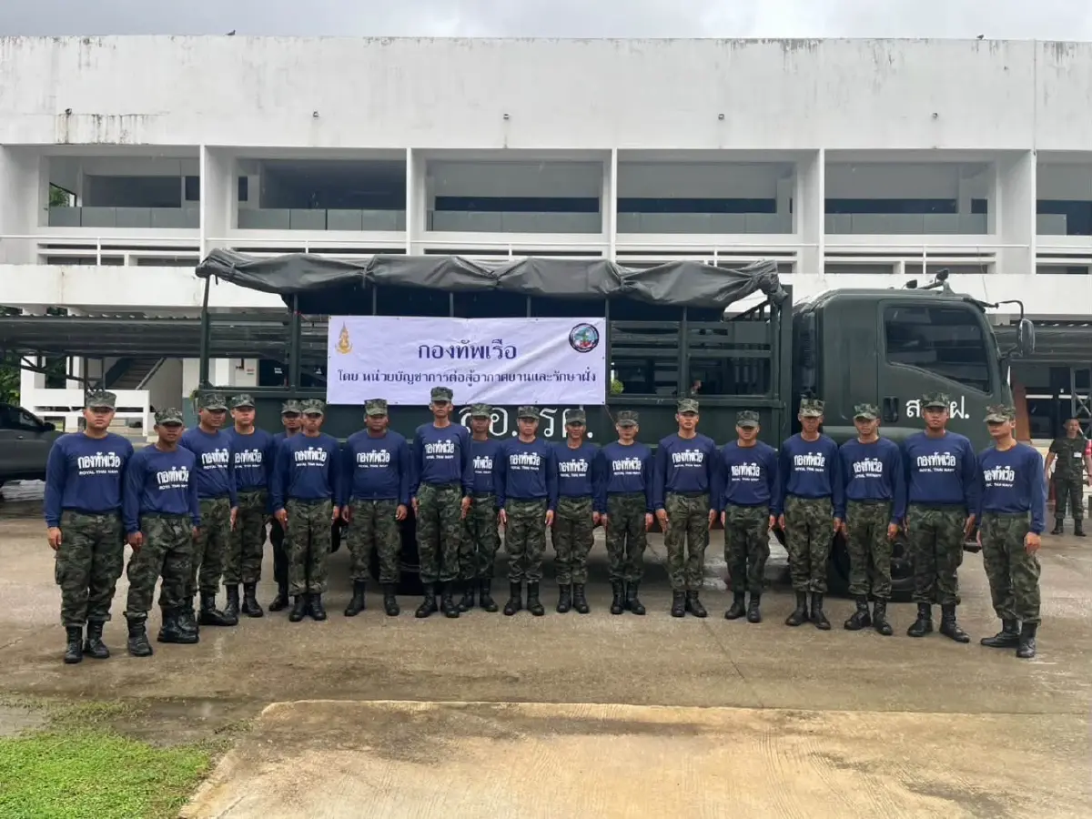 ระดมกำลัง ทร. เสริมแนวกันน้ำท่วม ช่วยชาวสัตหีบรับมือฝนตกหนัก