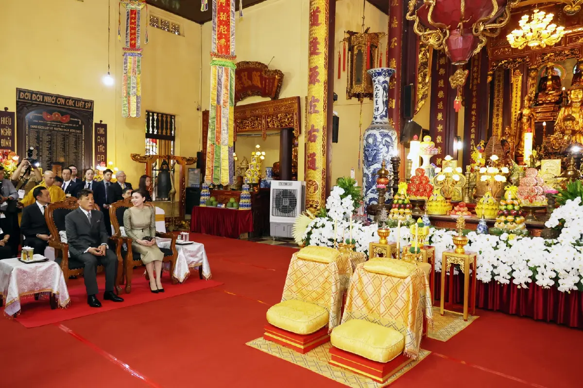 ในหลวง-พระราชินี ทรงวางพวงมาลา อนุสาวรีย์วีรชน-เสด็จฯ วัดกว๋านสือ