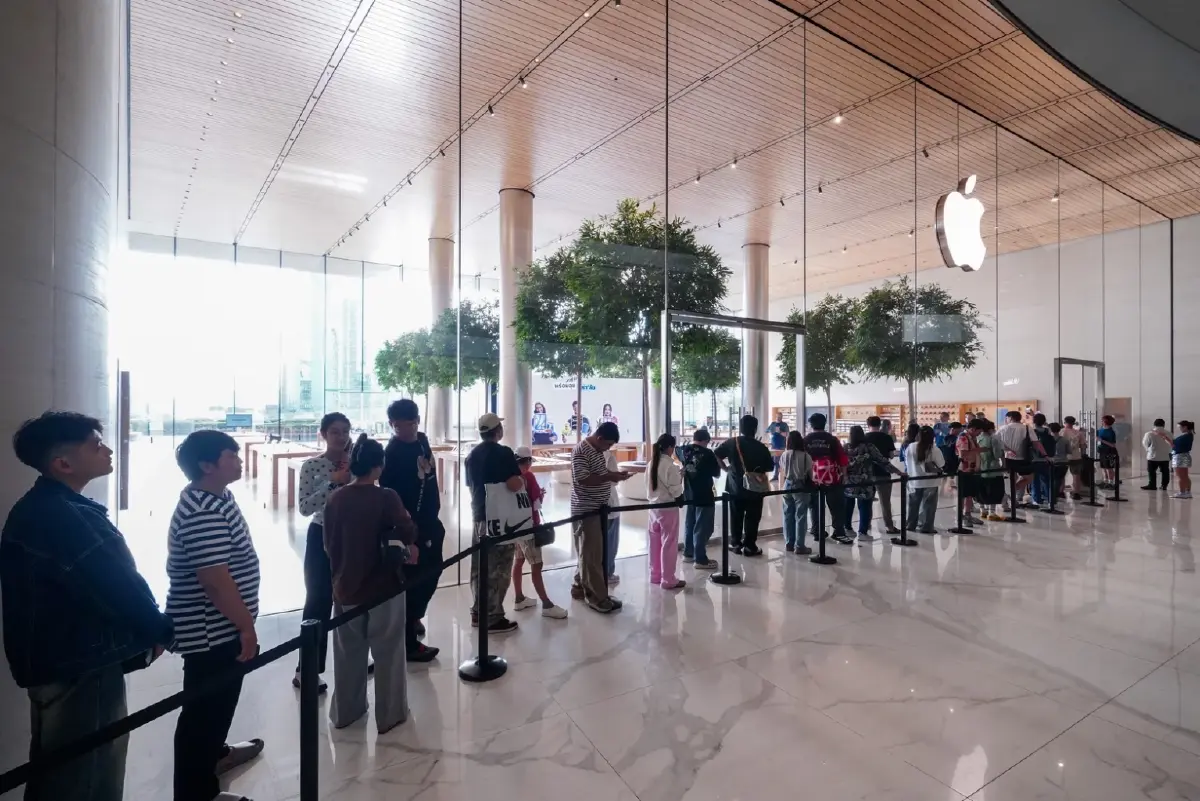 Apple Store ICONSIAM คึกคัก รับ iPhone 18 วันแรก ลูกค้าต่อคิวตั้งแต่ก่อนเปิดร้าน