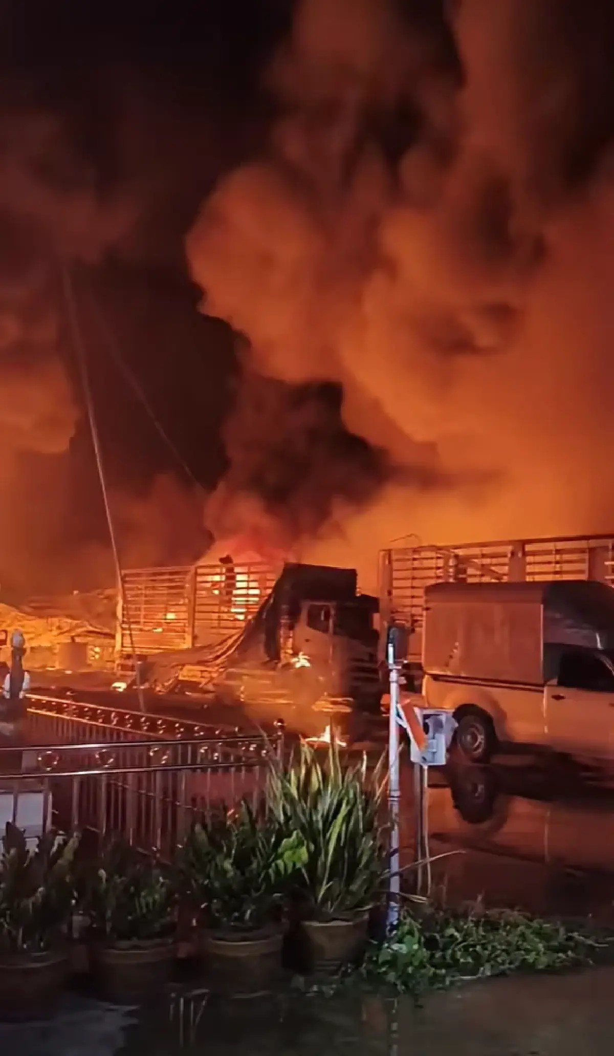 ระทึก ไฟไหม้โรงงานที่นอนยางพารา อยุธยา โครงสร้างทรุด เผาวอดทั้งหลัง