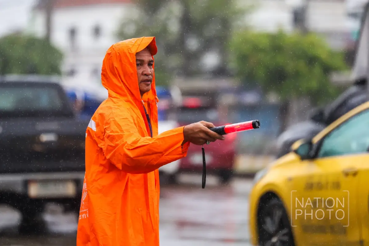 'แยกกิ่งแก้ว-ลาดกระบัง' จมอ่วม! ฝนตกทั้งคืน น้ำท่วมมิดทางเท้า