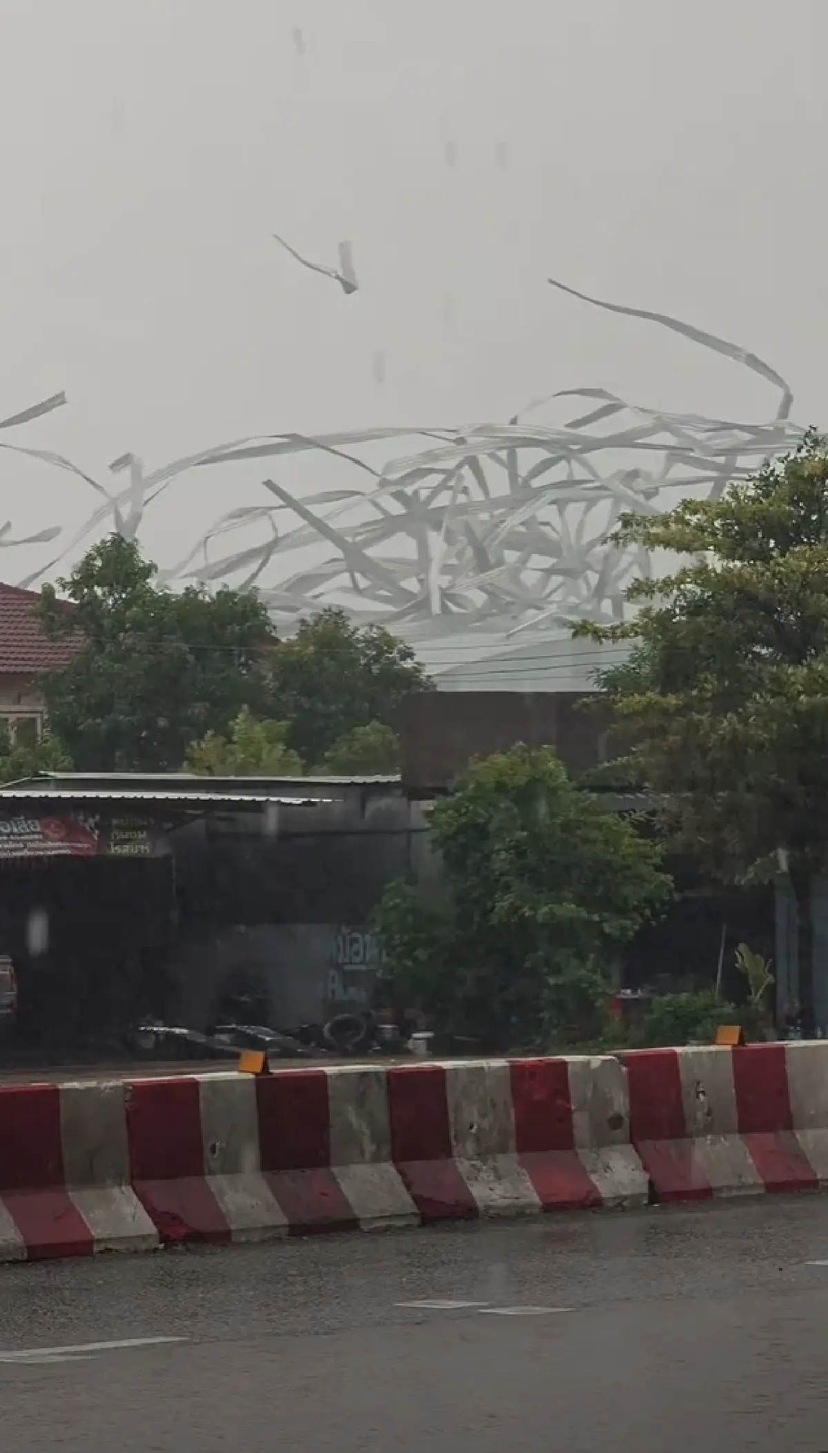 คลิประทึก! พายุหมุนถล่มปทุมฯ พัดหลังคาโรงงานปลิวว่อน