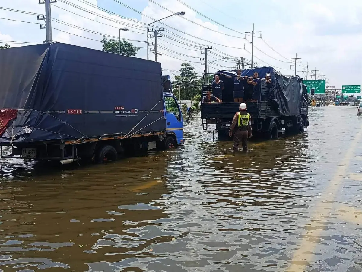 เช็กเส้นทาง! น้ำท่วมหน้าอนุสรณ์สถาน 40-70 ซม. ปิดเลี้ยวเข้าลำลูกกา