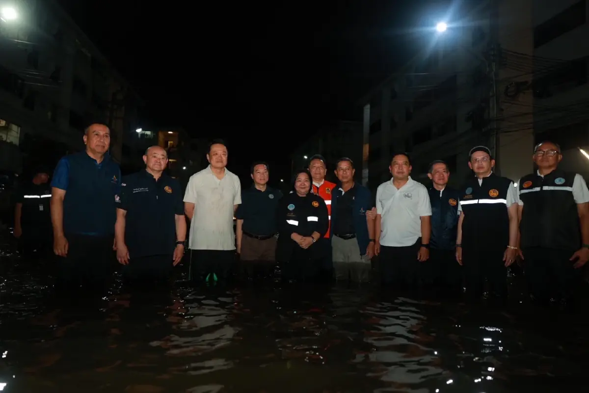 ‘อนุทิน’ แจกเงินหัวละพัน ให้ชาวบ้านโดน‘น้ำท่วม กทม.’ ย่านสายไหม’