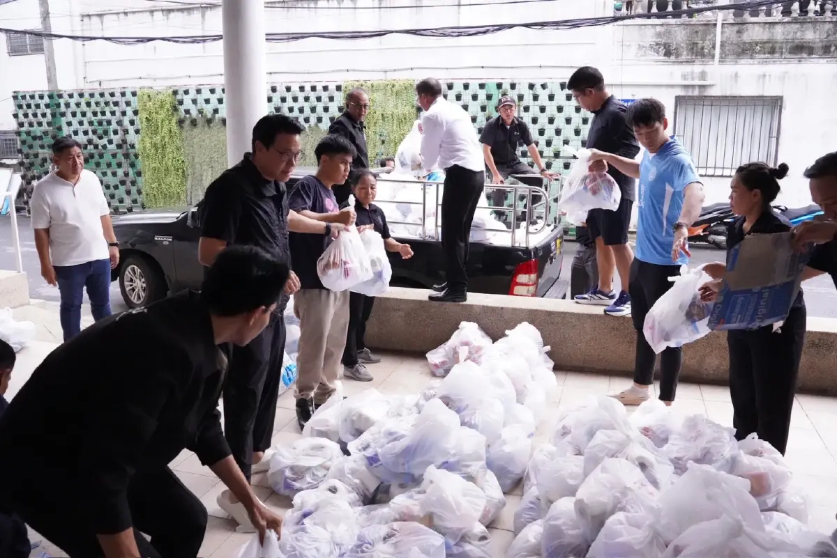 'อภิสิทธิ์' นำทีมปชป. บรรจุถุงยังชีพ ส่งต่อช่วยผู้ประสบภัย