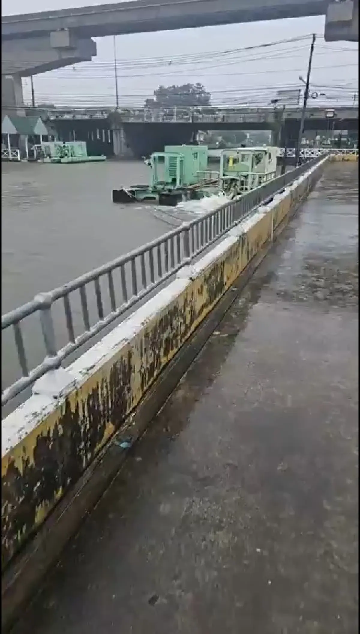 ฝนตกหนัก น้ำในคลองเต็มความจุ กทม. เร่งระบายน้ำ-ผันลงบึงหนองบอน