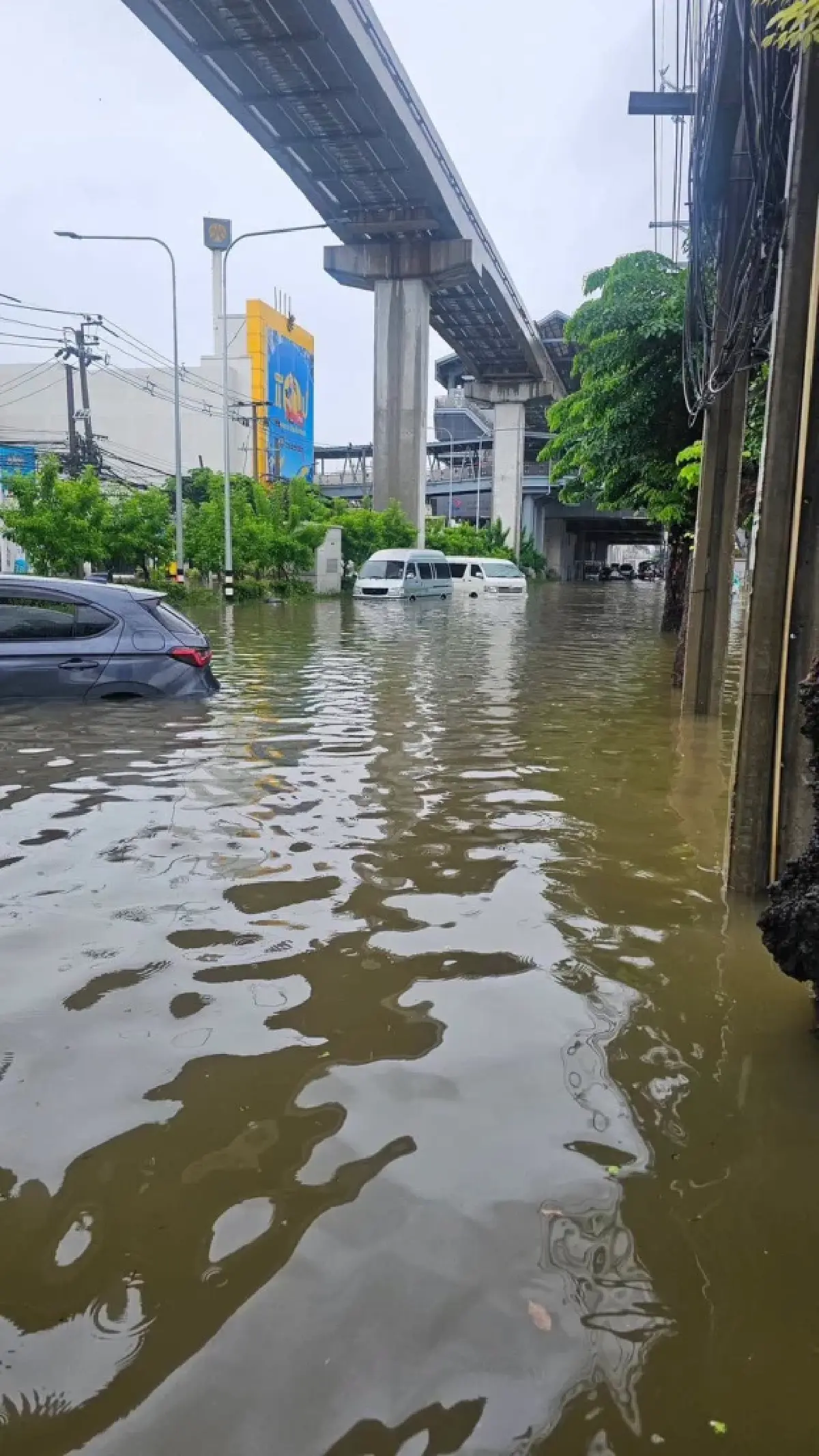 น้ำท่วมกรุงเทพล่าสุด 'ลาดพร้าว บางกะปิ' ยังท่วมสูง รถเล็กผ่านไม่ได้