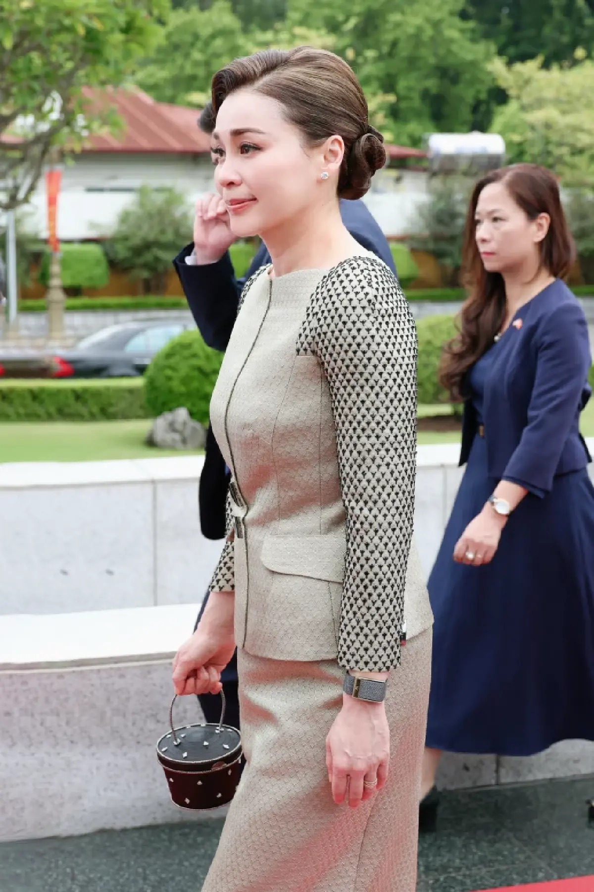 ในหลวง-พระราชินี ทรงวางพวงมาลา อนุสาวรีย์วีรชน-เสด็จฯ วัดกว๋านสือ