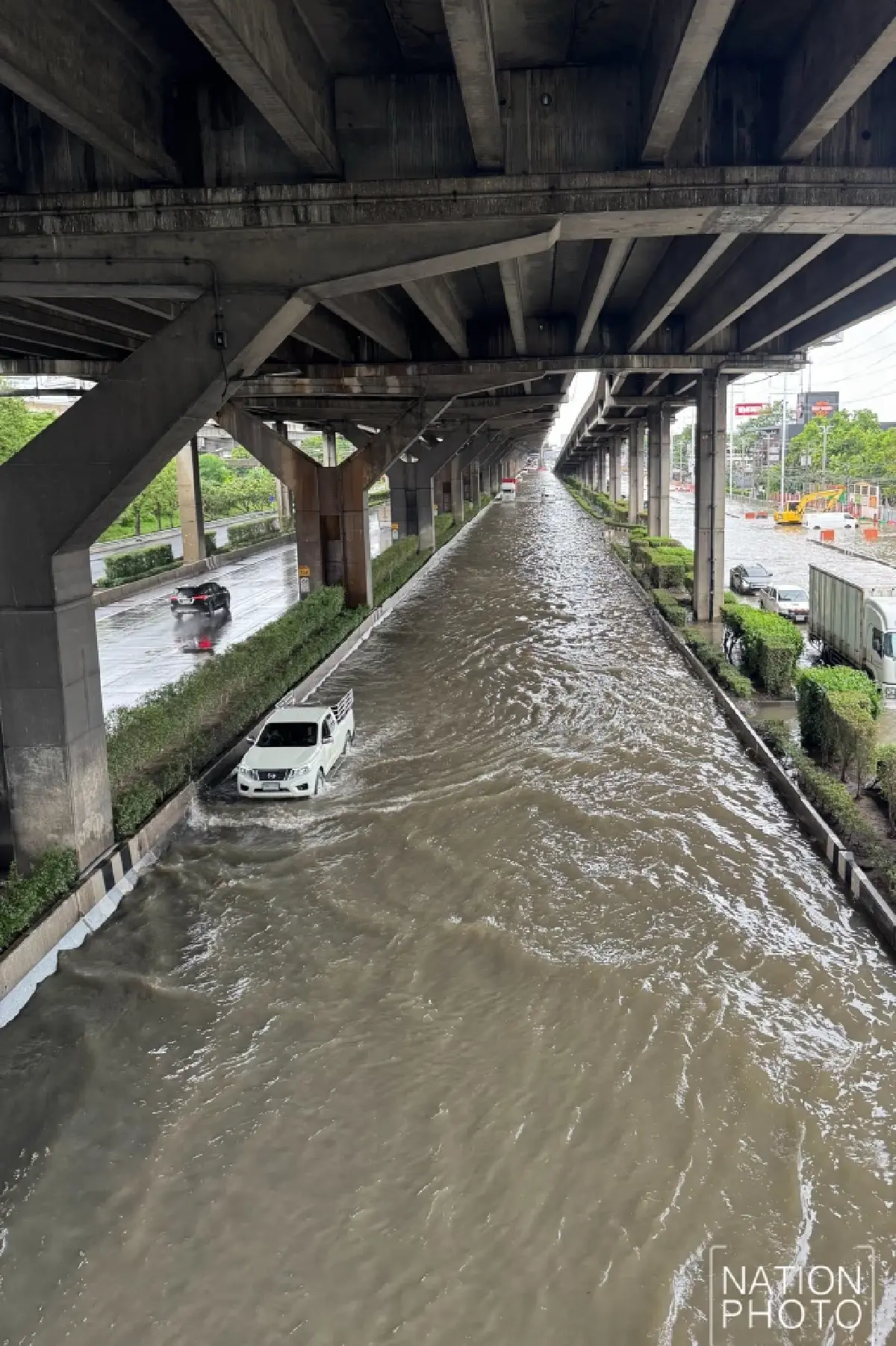 น้ำท่วม ถ.วิภาวดีรังสิต ขาเข้า ช่วงแยกหลักสี่-ม.เกษตรฯ น้ำทะลักเต็มพื้นที่