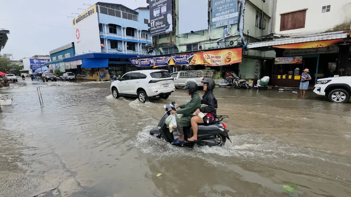 ระยองเร่งระบายน้ำรับมือฝนตกหนัก ลงพื้นที่ช่วยเหลือประชาชน