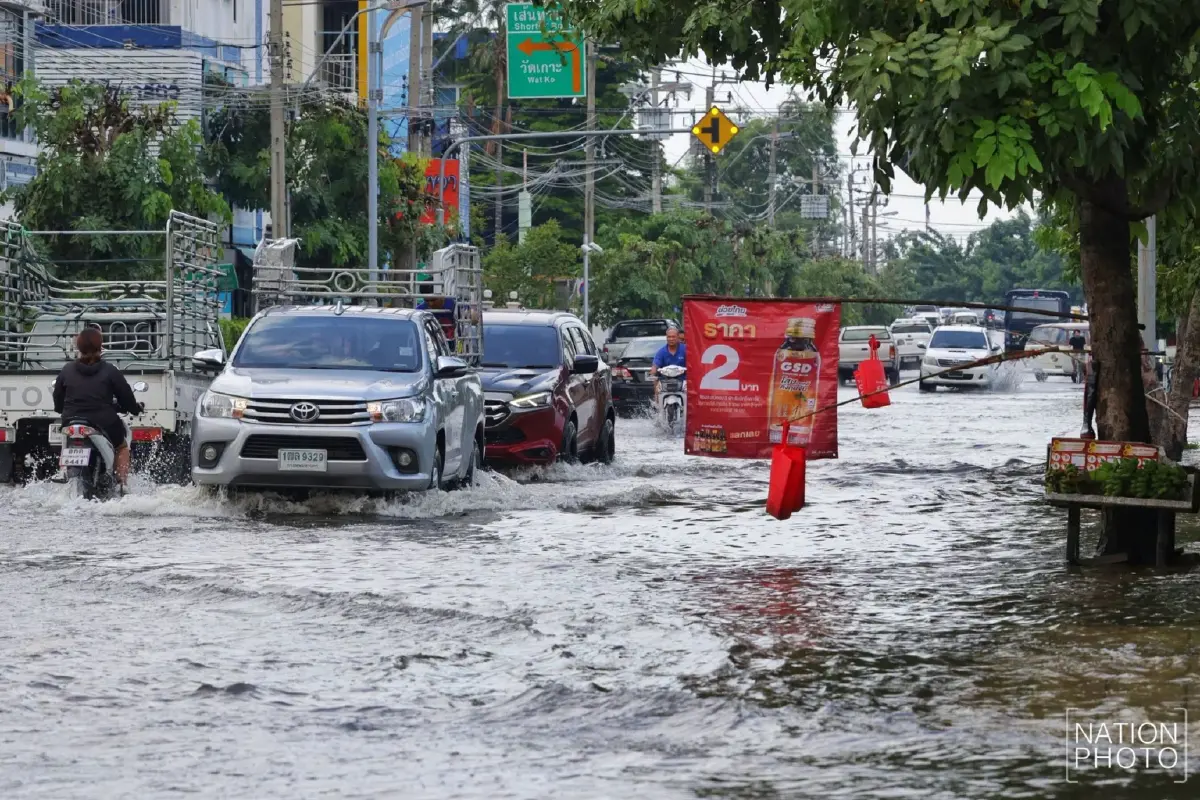 ภาพล่าสุด ถนนวัชรพล-เพิ่มสิน ยังมีน้ำท่วมขังบางจุด รถสัญจรได้