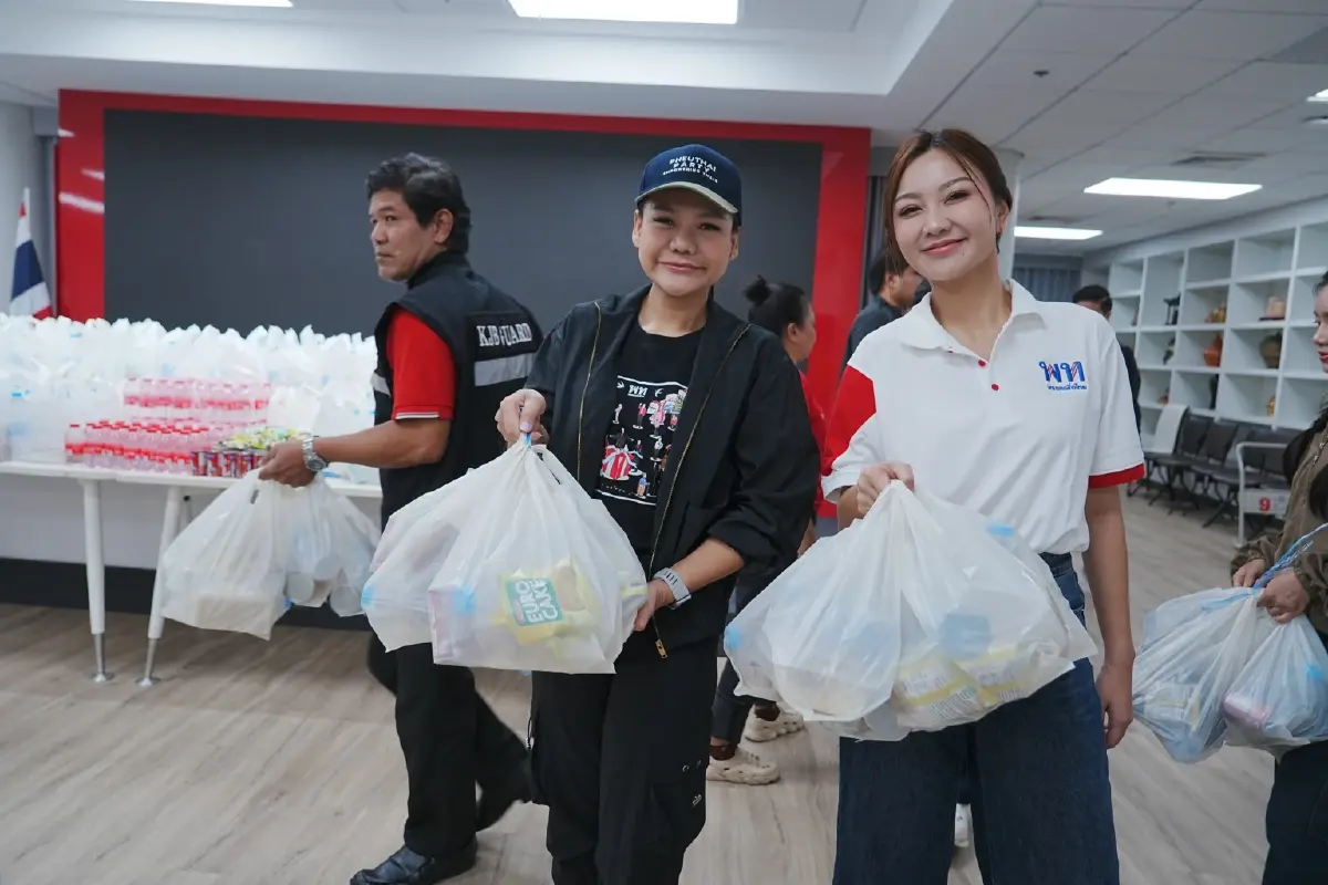 ‘เพื่อไทย’ ลุยน้ำท่วมมอบสิ่งของให้คนดอนเมืองบรรเทาความเดือดร้อน