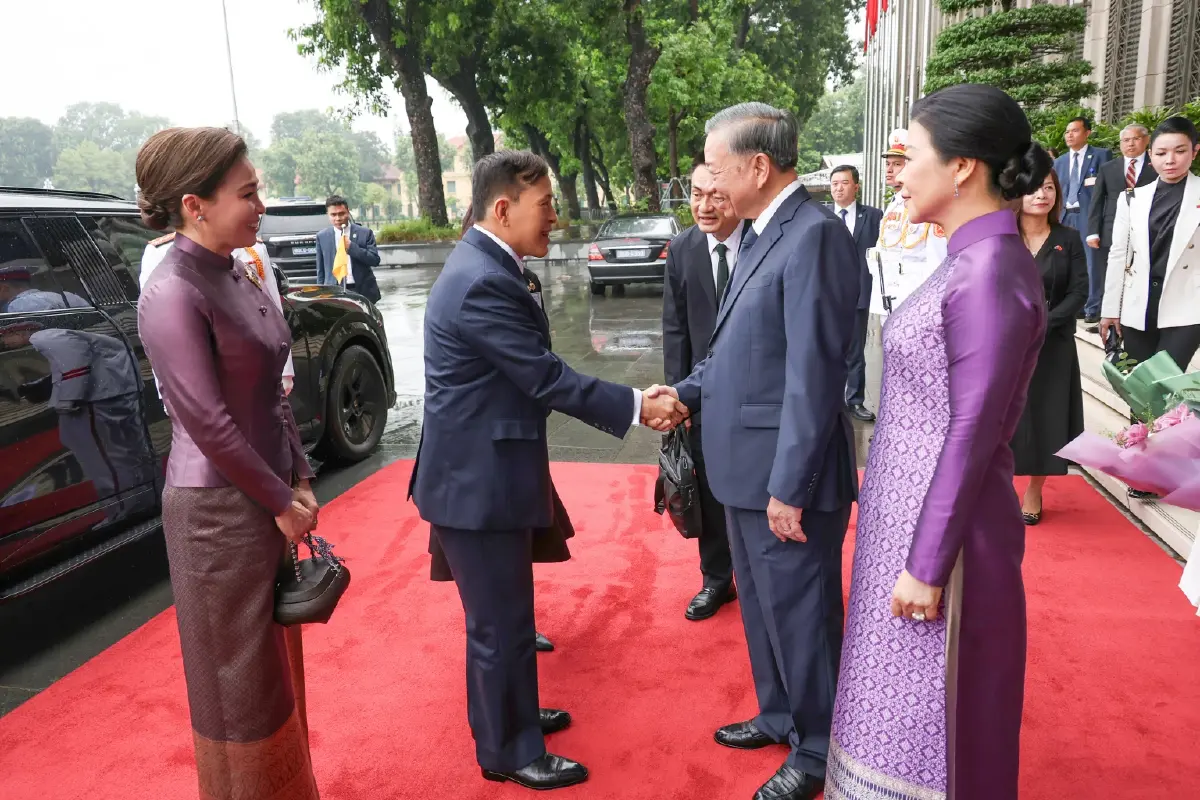ในหลวง-พระราชินี ทรงร่วมพิธีรับเสด็จอย่างเป็นทางการ ในโอกาสเสด็จฯเยือนเวียดนาม