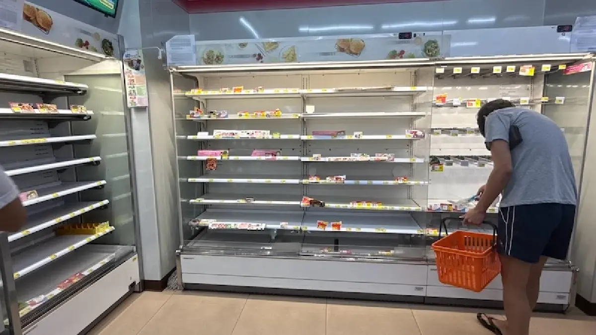 เกาะติด ผู้บริโภคตื่นตระหนกตุนสินค้า ร้านสะดวกซื้อหลายสาขายังไม่ได้รับการเติมสต๊อก