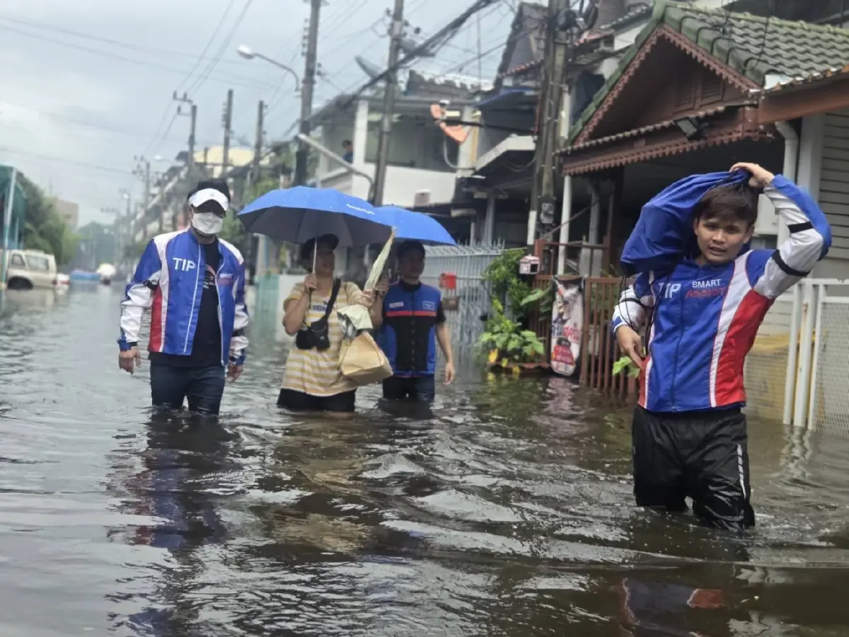 ทิพยประกันภัย ส่งทีม TIP Smart Assist ช่วยเหลือผู้ประสบภัยน้ำท่วมในหลายพื้นที่