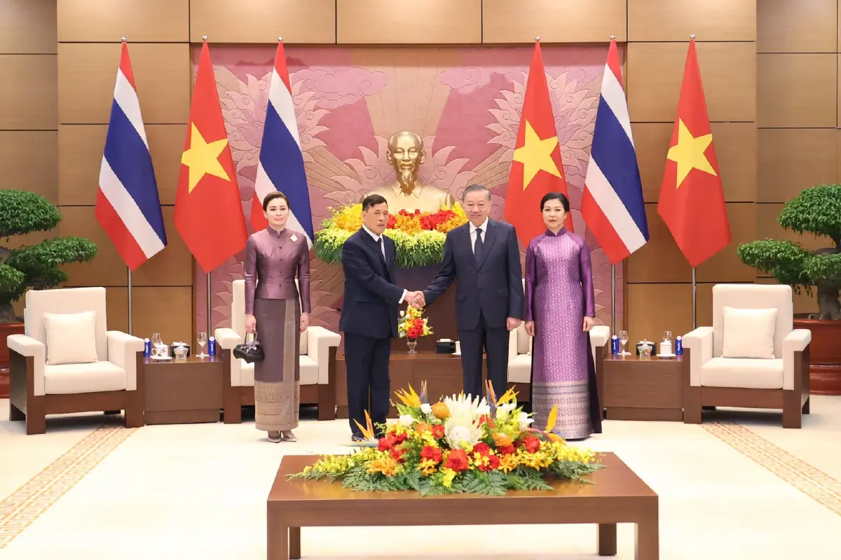 ในหลวง-พระราชินี ทรงร่วมพิธีรับเสด็จอย่างเป็นทางการ ในโอกาสเสด็จฯเยือนเวียดนาม