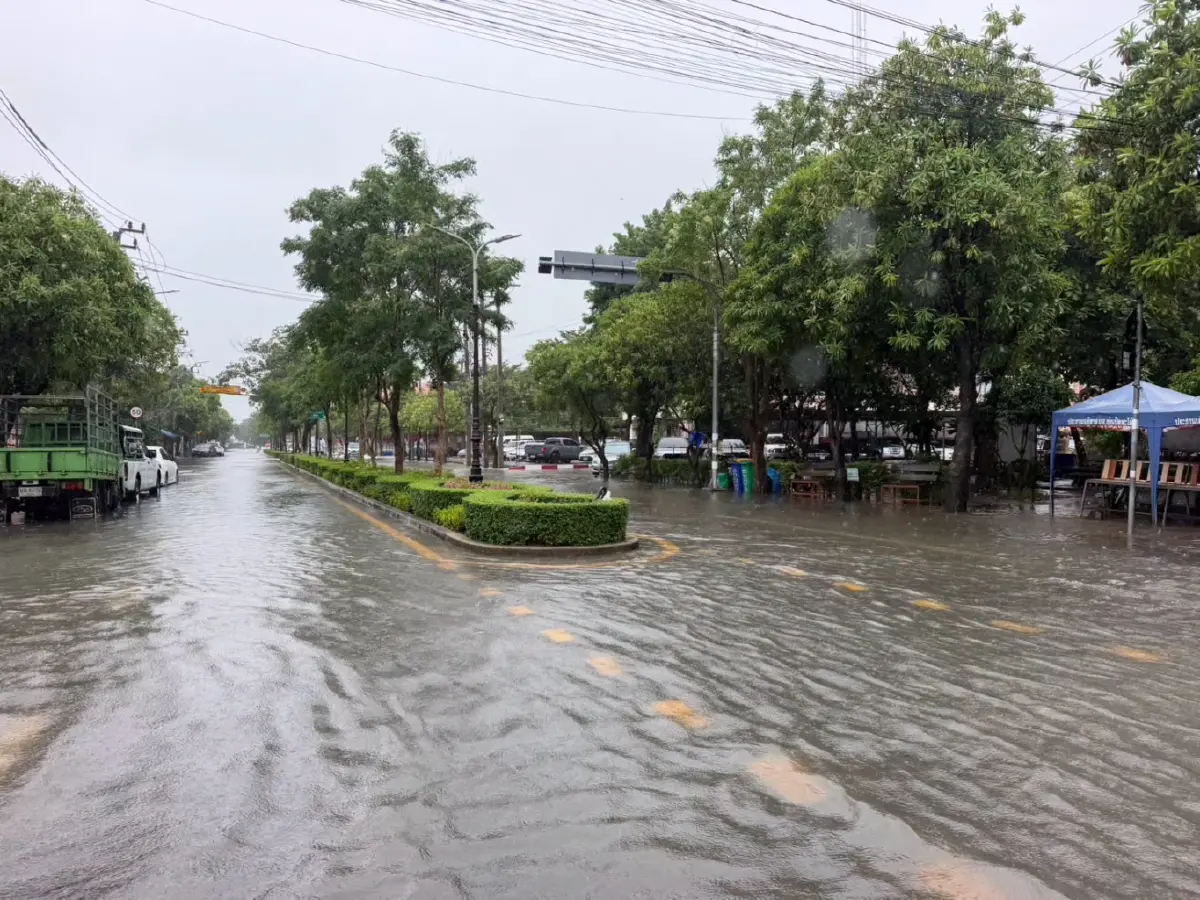 ฝนถล่มกรุง กทม. อัปเดตจุดน้ำท่วมขังบนถนนสายหลัก เร่งระบายน้ำต่อเนื่อง