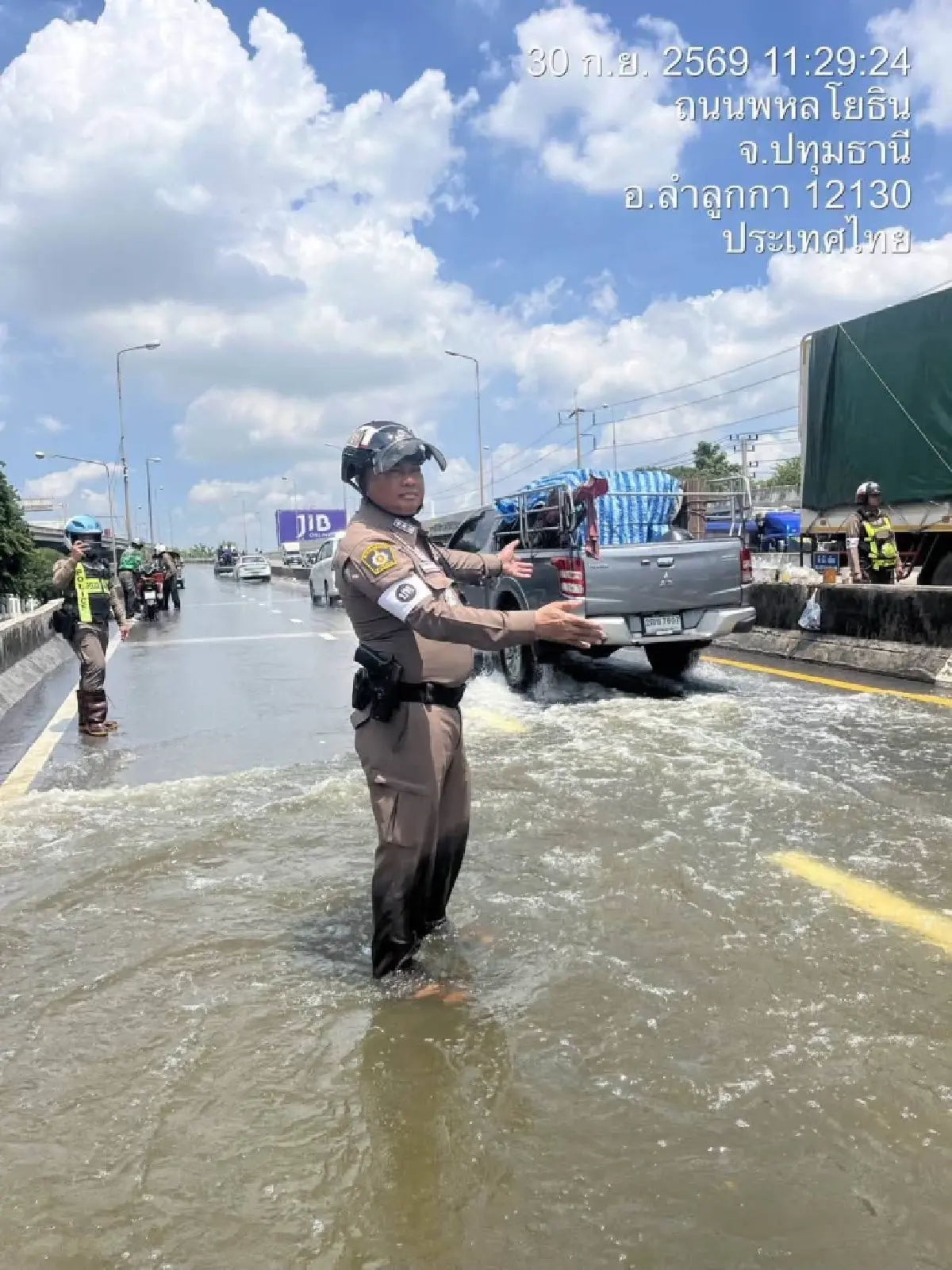 เช็กเส้นทาง! น้ำท่วมหน้าอนุสรณ์สถาน 40-70 ซม. ปิดเลี้ยวเข้าลำลูกกา