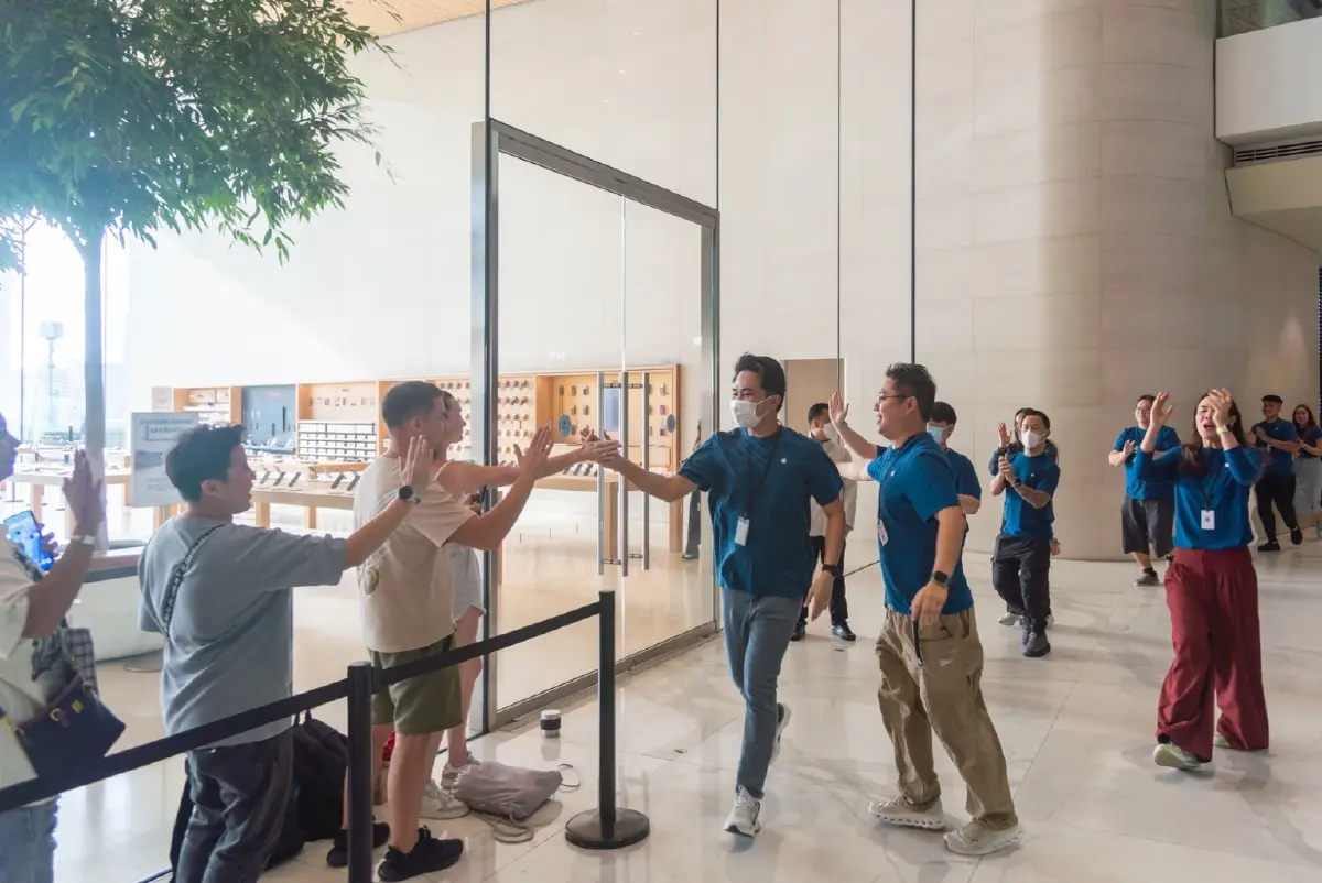 Apple Store ICONSIAM คึกคัก รับ iPhone 18 วันแรก ลูกค้าต่อคิวตั้งแต่ก่อนเปิดร้าน