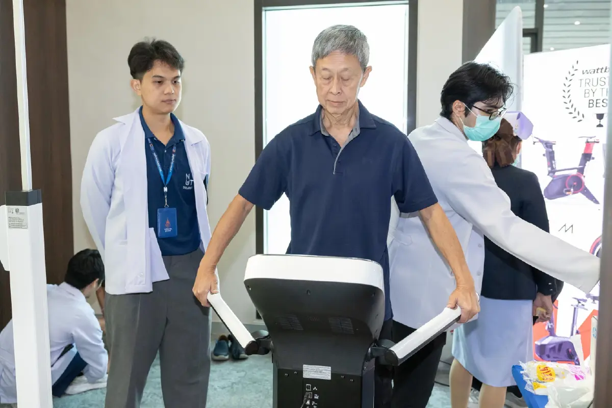 รพ.จุฬาภรณ์ โชว์หุ่นยนต์ผ่าตัดกระดูกสันหลังชูธงงาน 'CRA MOVE FORWARD'