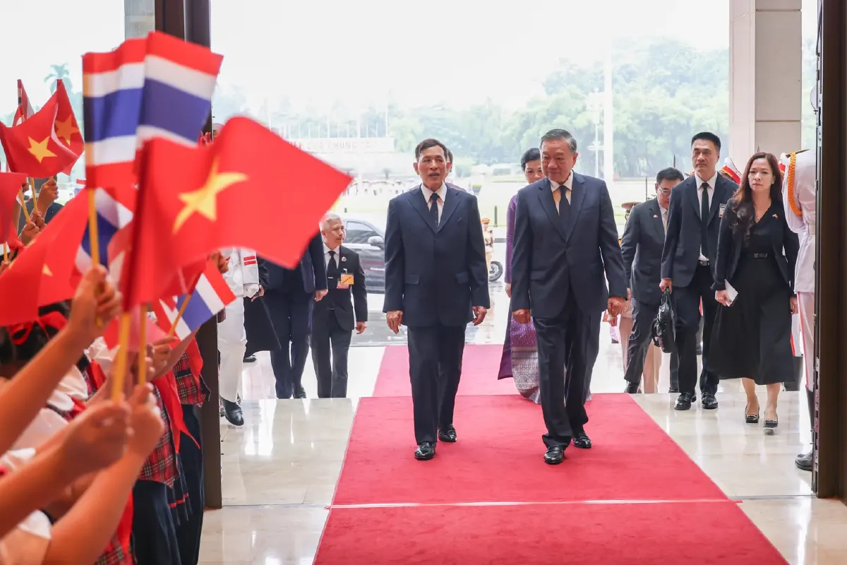 ในหลวง-พระราชินี ทรงร่วมพิธีรับเสด็จอย่างเป็นทางการ ในโอกาสเสด็จฯเยือนเวียดนาม