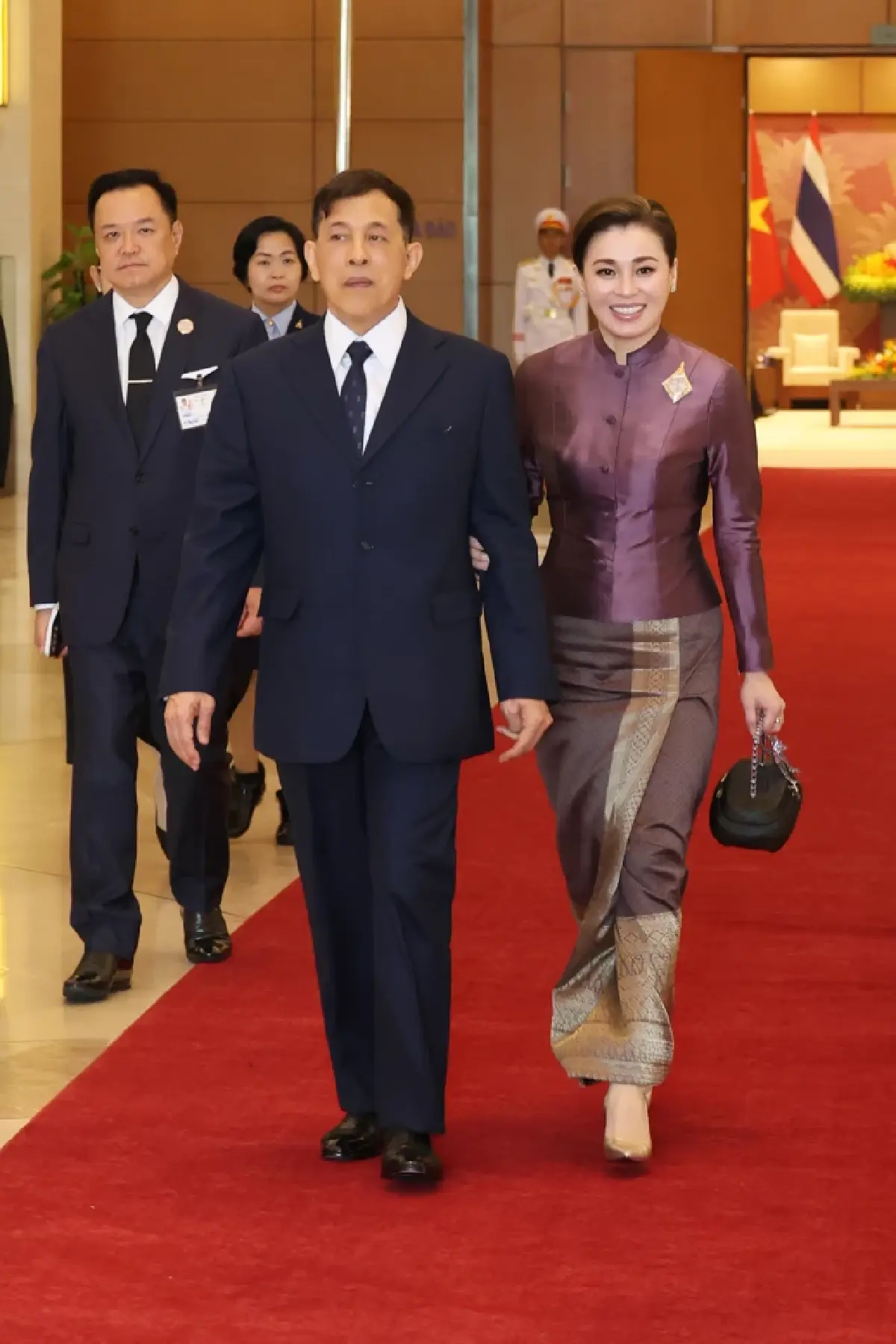 ในหลวง-พระราชินี ทรงร่วมพิธีรับเสด็จอย่างเป็นทางการ ในโอกาสเสด็จฯเยือนเวียดนาม