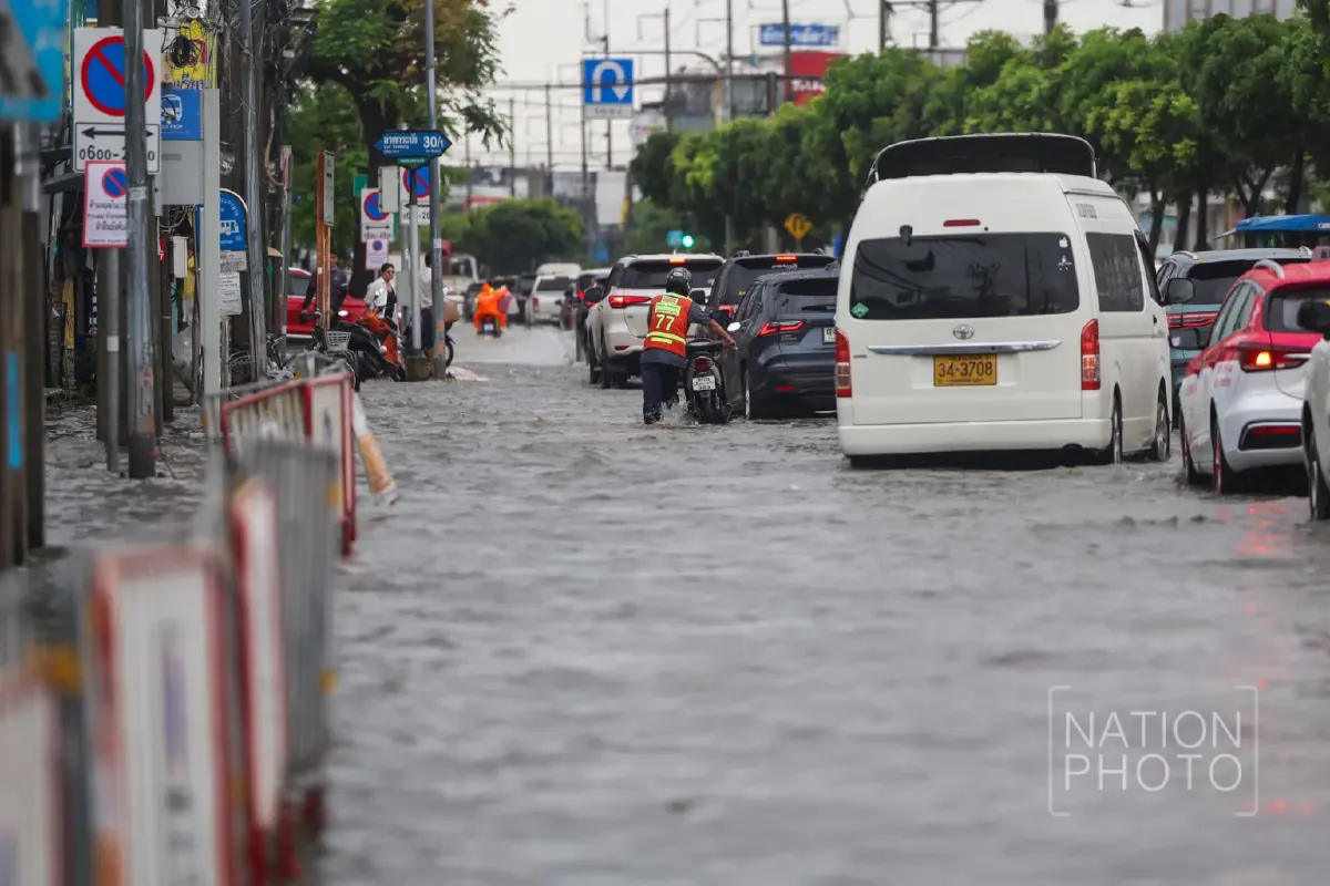 'แยกกิ่งแก้ว-ลาดกระบัง' จมอ่วม! ฝนตกทั้งคืน น้ำท่วมมิดทางเท้า