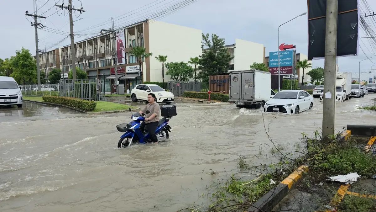 ระยองเร่งระบายน้ำรับมือฝนตกหนัก ลงพื้นที่ช่วยเหลือประชาชน
