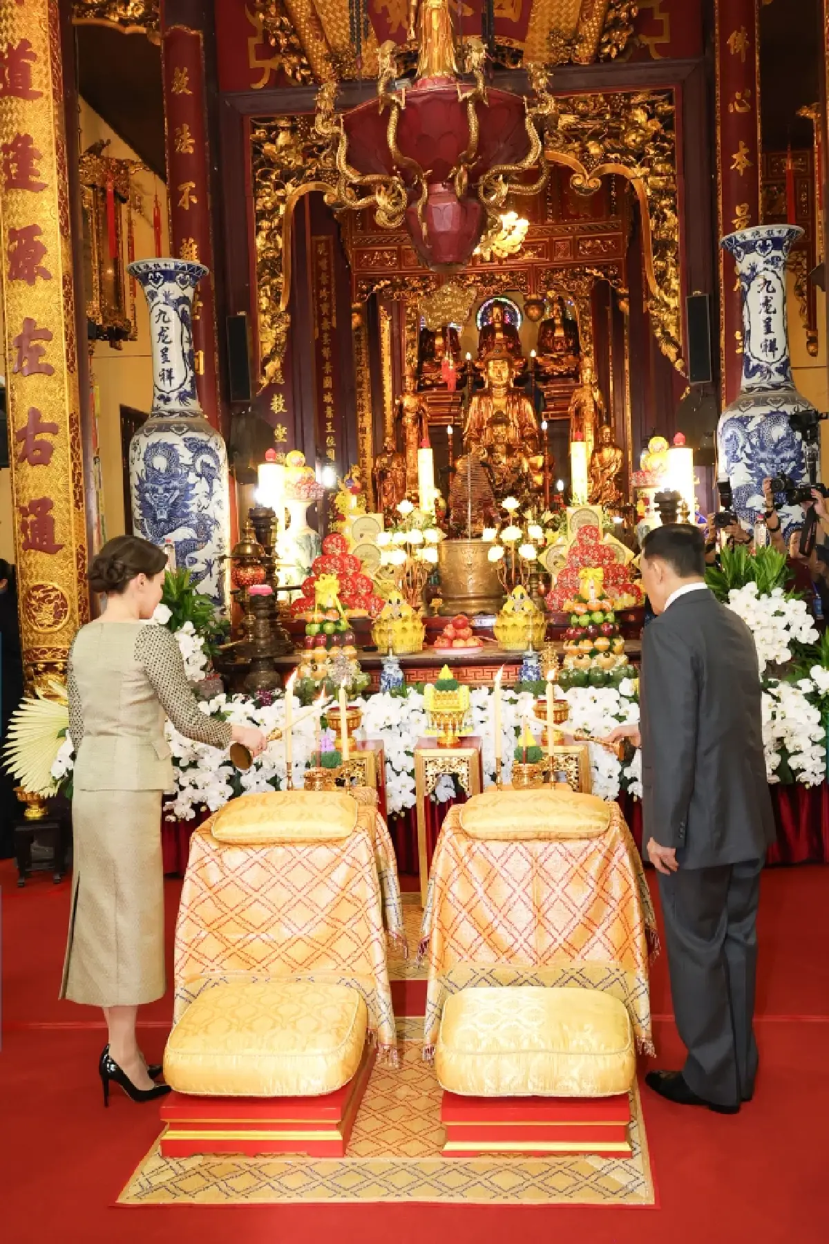 ในหลวง-พระราชินี ทรงวางพวงมาลา อนุสาวรีย์วีรชน-เสด็จฯ วัดกว๋านสือ