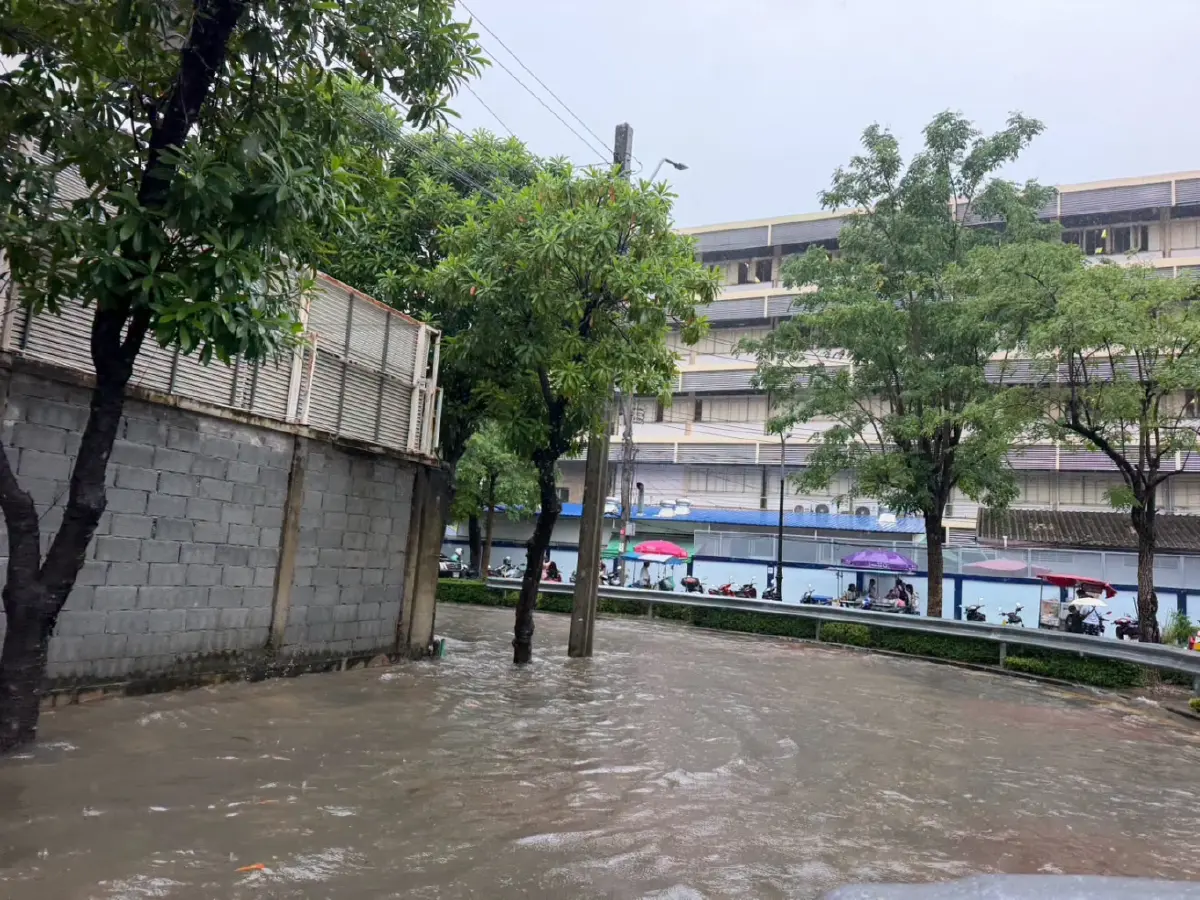 ฝนถล่มกรุง กทม. อัปเดตจุดน้ำท่วมขังบนถนนสายหลัก เร่งระบายน้ำต่อเนื่อง