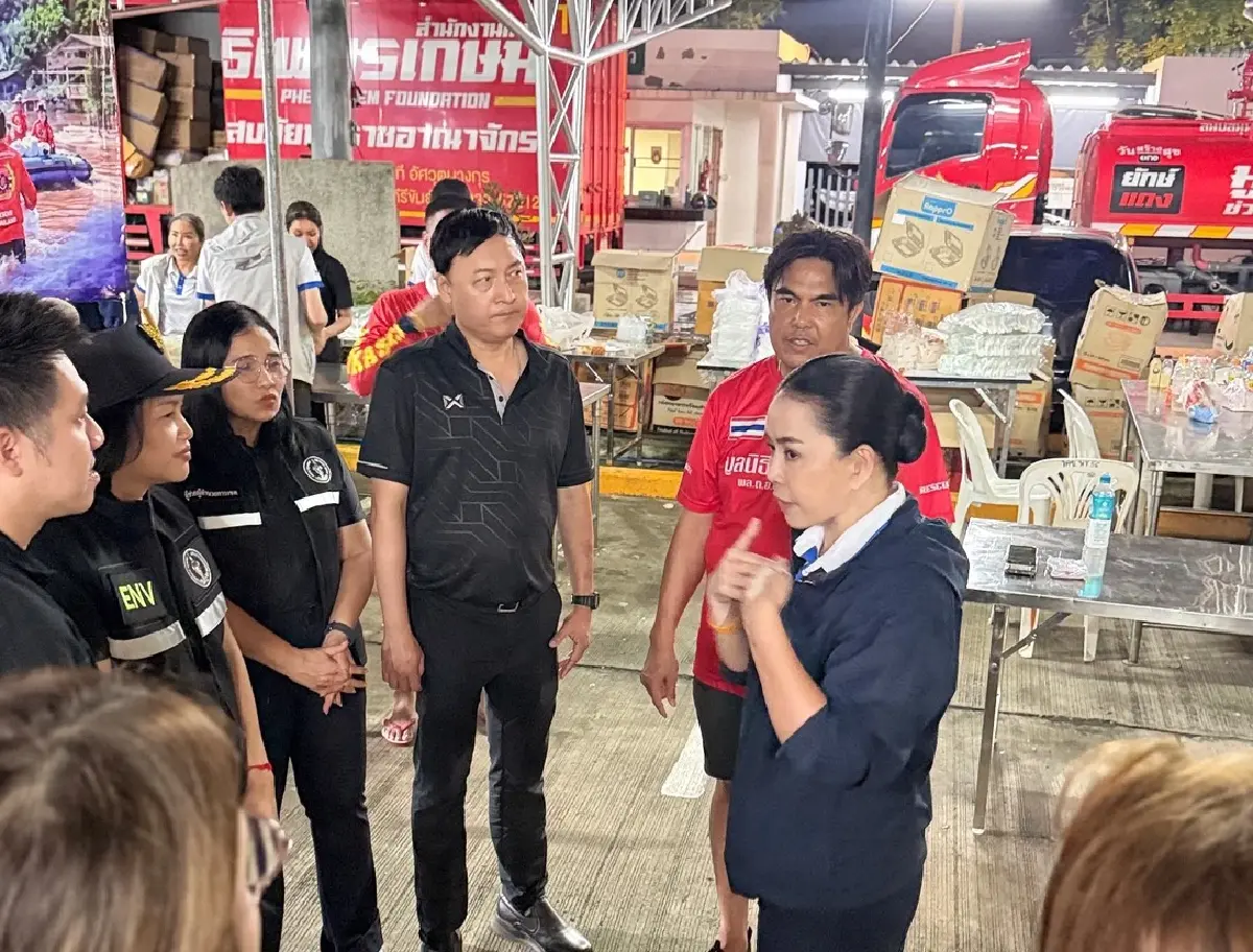 สุขสมรวย' นำทีมตั้งโรงครัว ช่วยผู้ประสบภัยน้ำท่วม กทม. 2 หมื่นกล่องต่อวัน