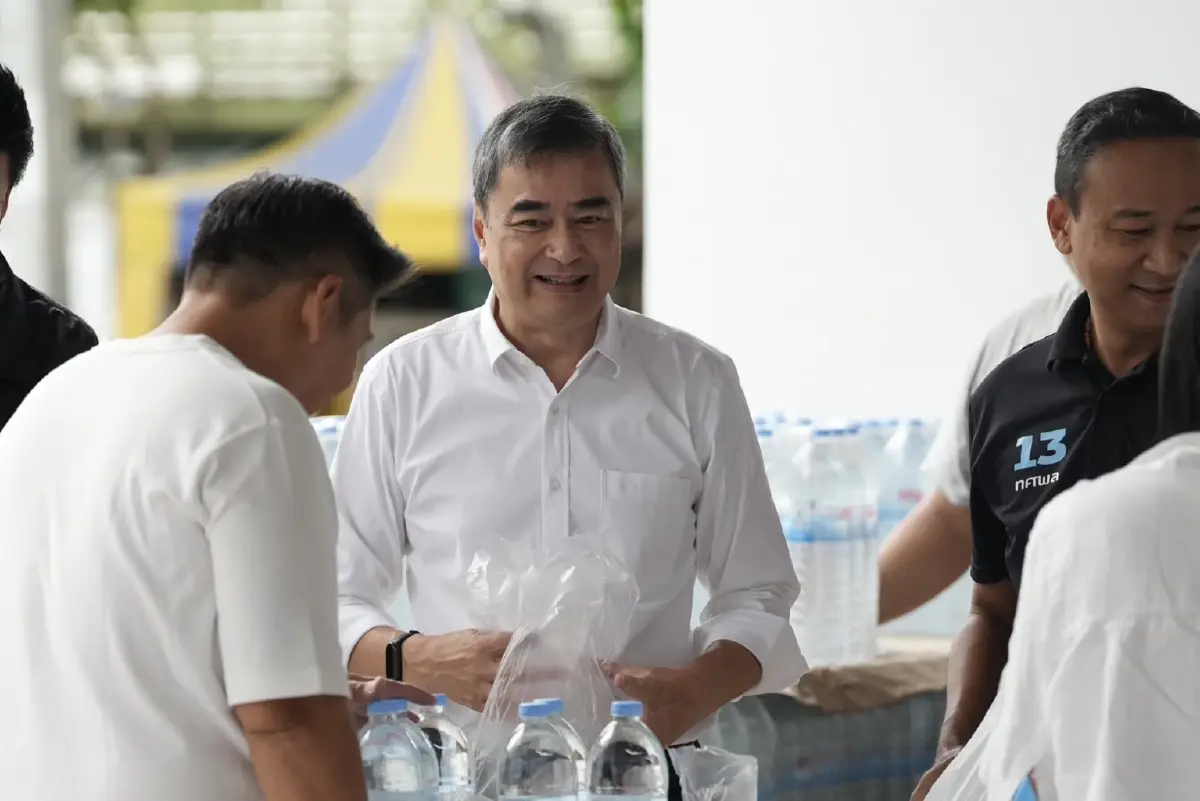 'อภิสิทธิ์' นำทีมปชป. บรรจุถุงยังชีพ ส่งต่อช่วยผู้ประสบภัย