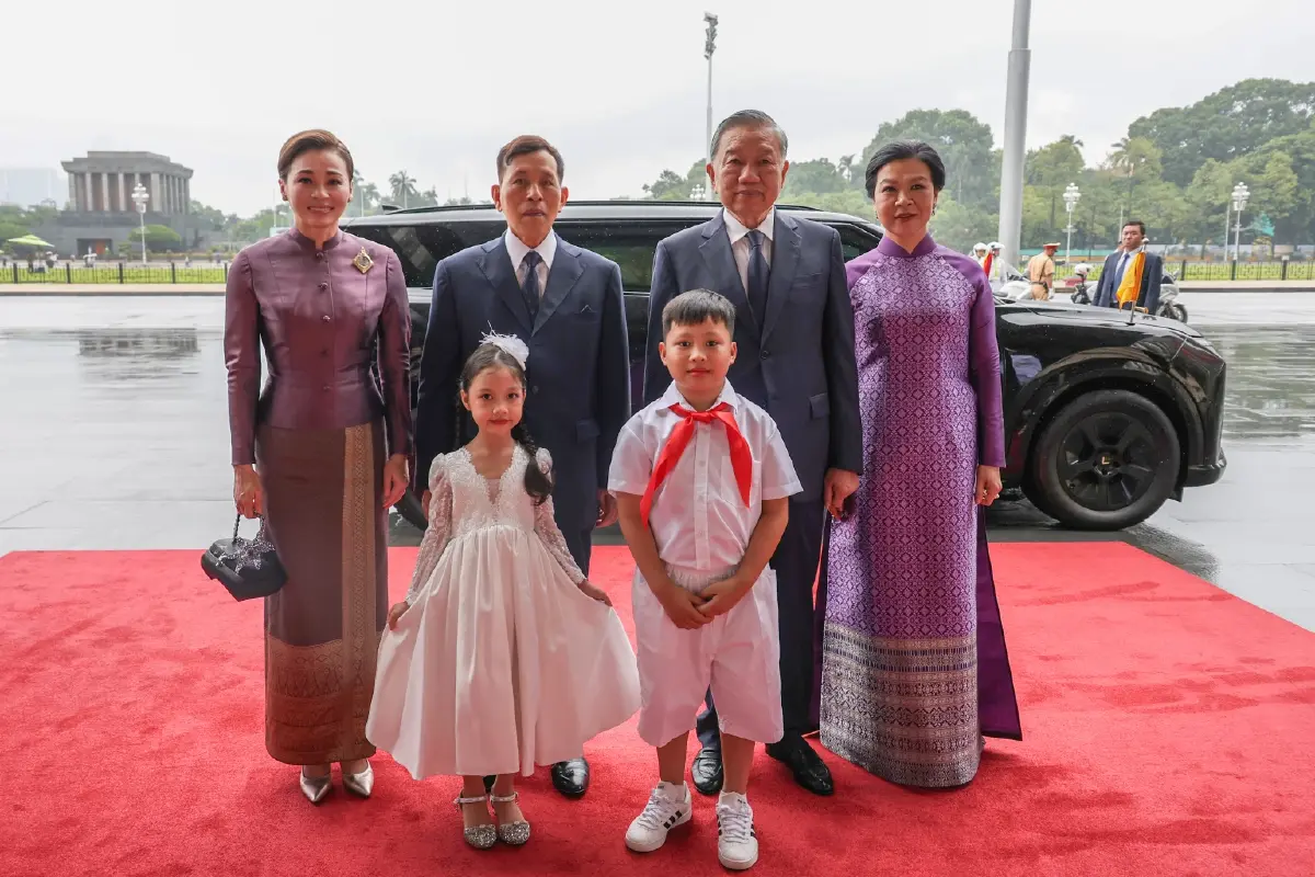 ในหลวง-พระราชินี ทรงร่วมพิธีรับเสด็จอย่างเป็นทางการ ในโอกาสเสด็จฯเยือนเวียดนาม