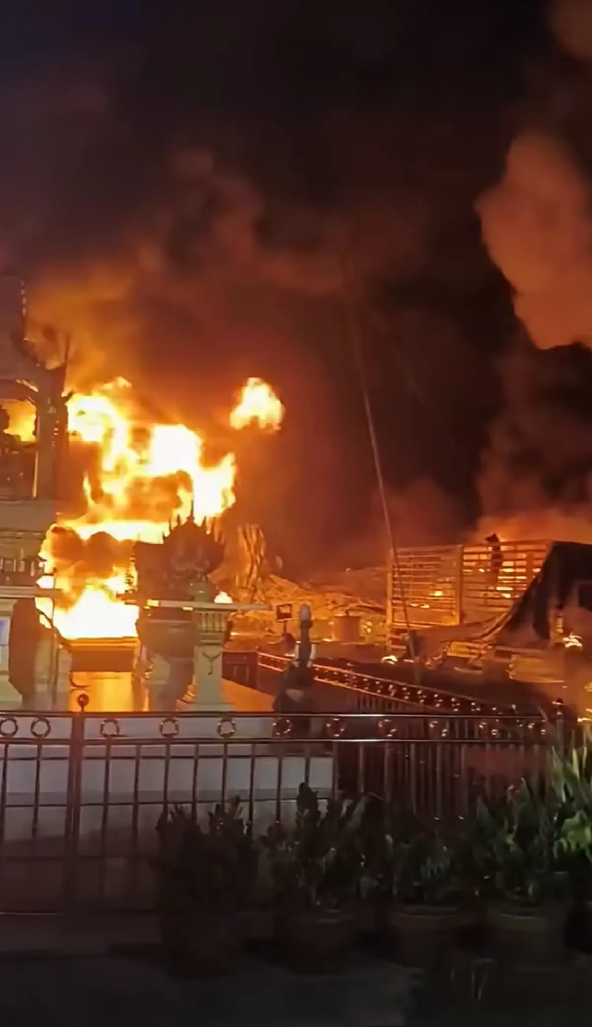 ระทึก ไฟไหม้โรงงานที่นอนยางพารา อยุธยา โครงสร้างทรุด เผาวอดทั้งหลัง