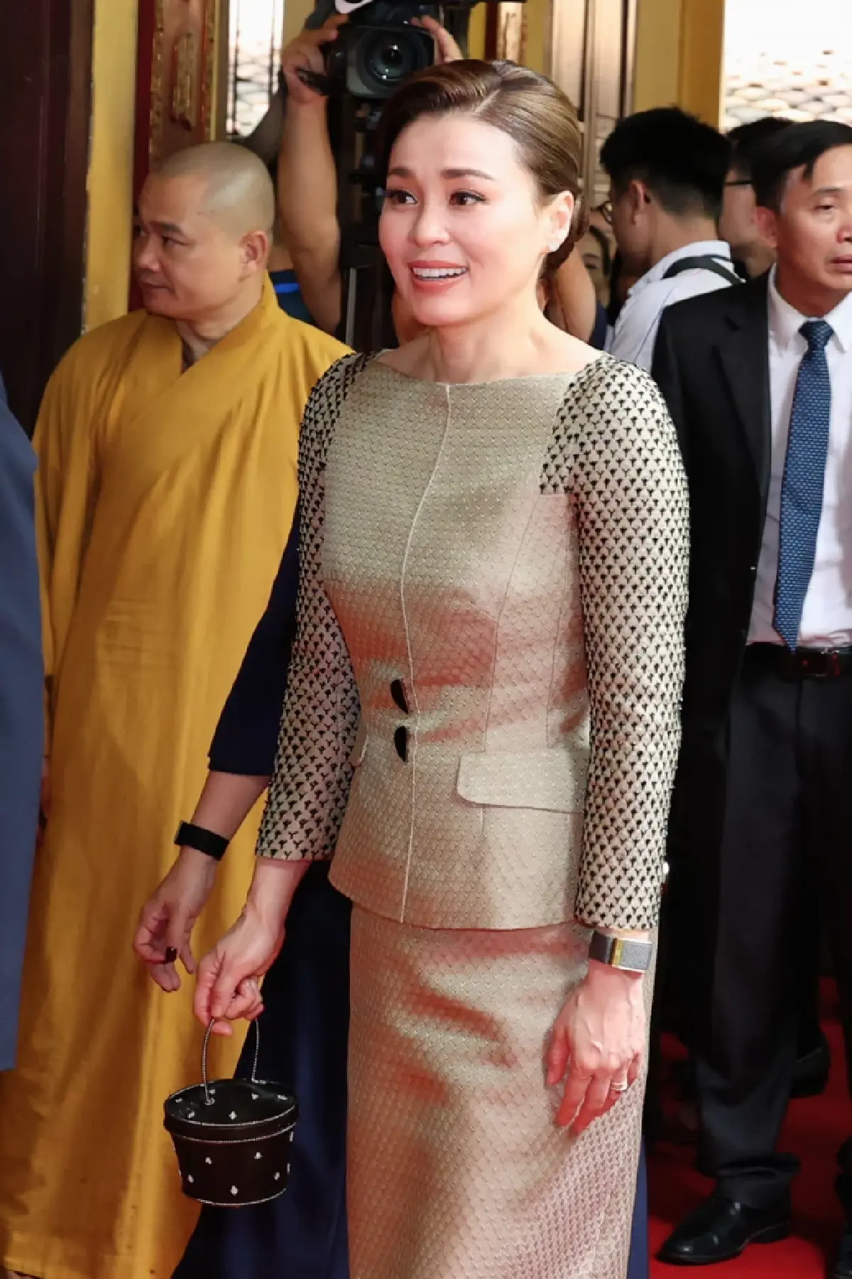 ในหลวง-พระราชินี ทรงวางพวงมาลา อนุสาวรีย์วีรชน-เสด็จฯ วัดกว๋านสือ